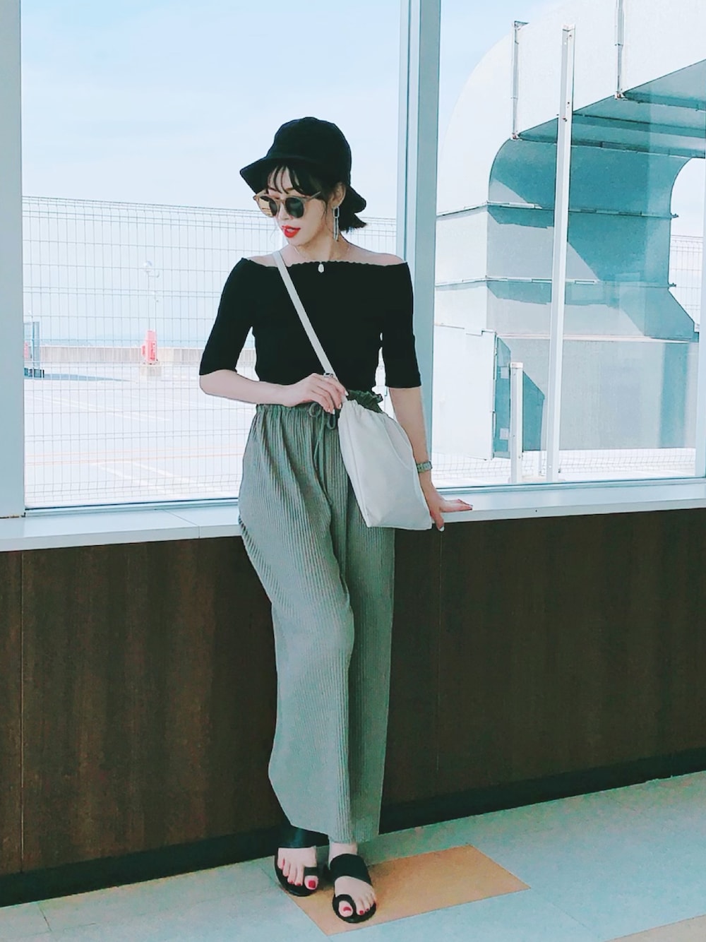 「GU、バケットハット、リブパンツ、オフショルダー、オフショル、サングラス、プチプラ、ラクチンコーデ、低身長、ショルダーバッグ」｜「fifthのフィットニット5分袖スクエアネック（ニット/セーター、ブラック系）」を使った、T Λ Eさん（レディース・158cm）の夏コーディネートの1枚目の写真