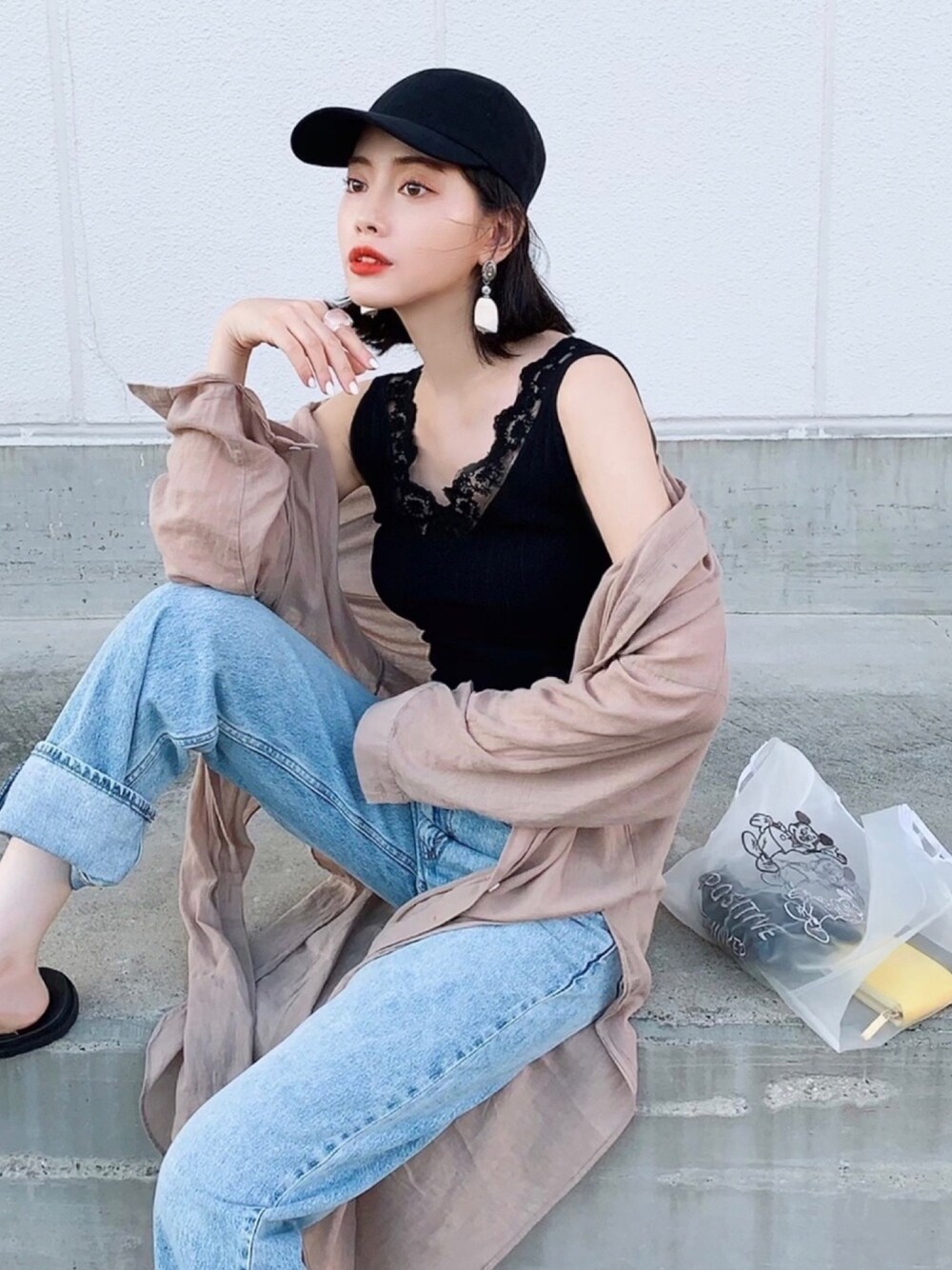 「キャップ、大人トレンドカジュアル、秋のカフェオレコーデ、秋コーデ、GU、デニムパンツ、ベージュ、メッシュ、シンプル、デニムコーデ」｜「fifthのVネックレースキャミニット（キャミソール、ブラック系）」を使った、T Λ Eさん（レディース・158cm）の秋コーディネートの1枚目の写真