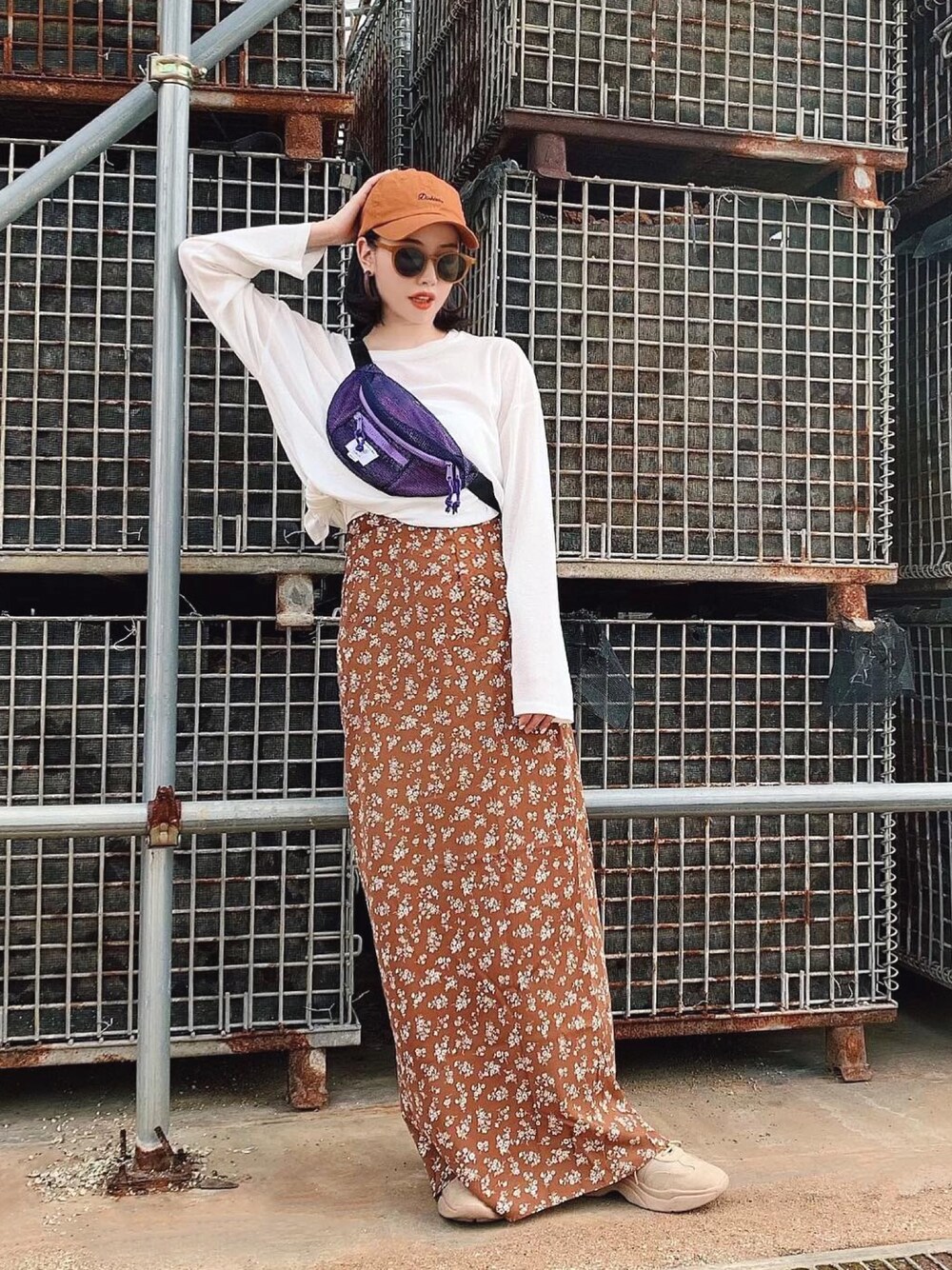 「大人トレンドカジュアル、秋のカフェオレコーデ、秋服、秋色、ダッドスニーカー、ブラウン、ボディーバッグ、スカート、マキシスカート、キャップ」｜「YURARIRIのblouse L1379（トップス、ホワイト系）」を使った、T Λ Eさん（レディース・158cm）の秋コーディネートの1枚目の写真