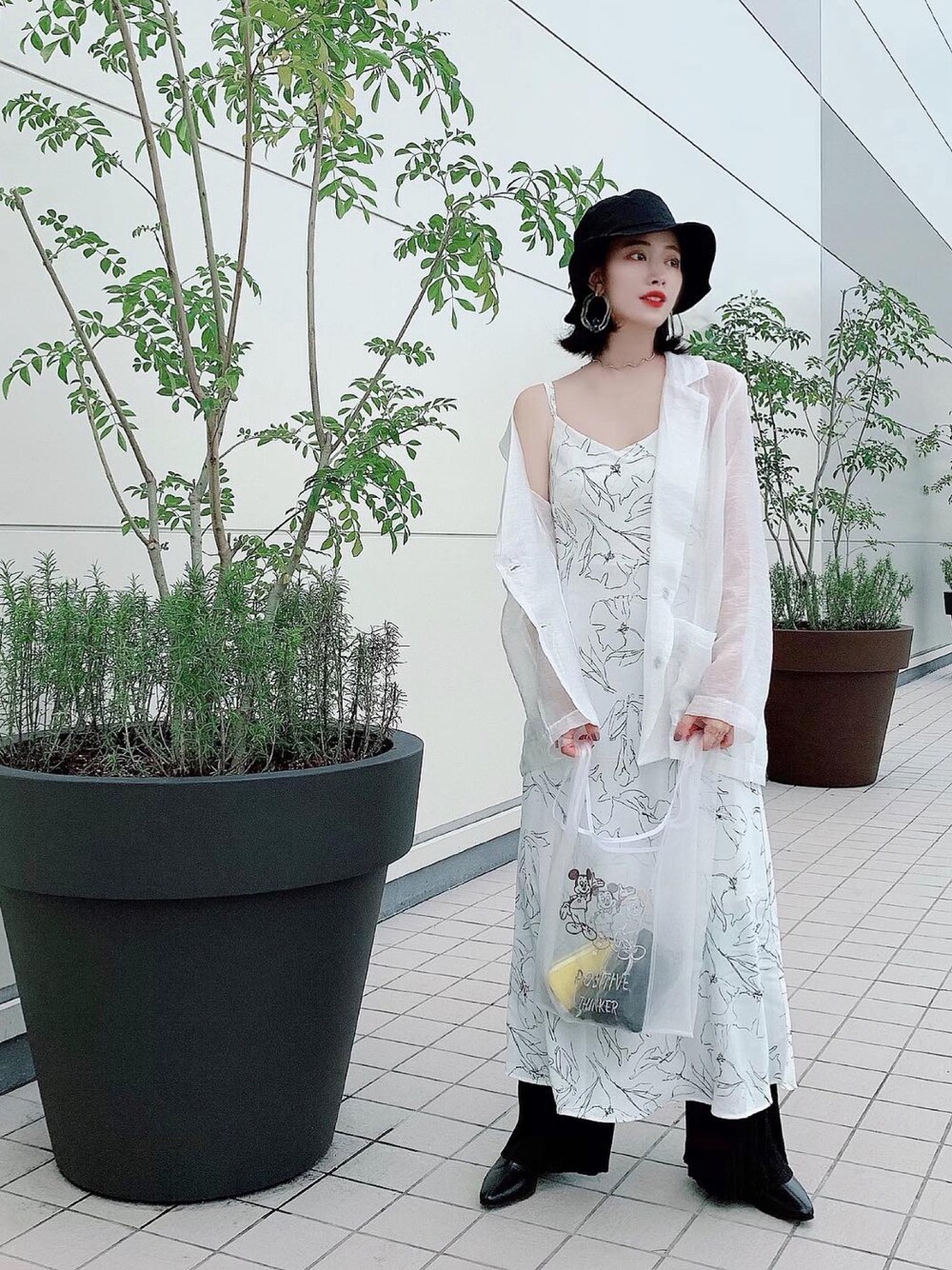 「バケットハット、ワンピース、シアー、モノトーン、メッシュ、クリア、透け感、透けトップス、花柄、パンツスタイル」｜「ISOOKのdrawing flower キャミワンピース（ワンピース、ホワイト系）」を使った、T Λ Eさん（レディース・158cm）の秋コーディネートの1枚目の写真
