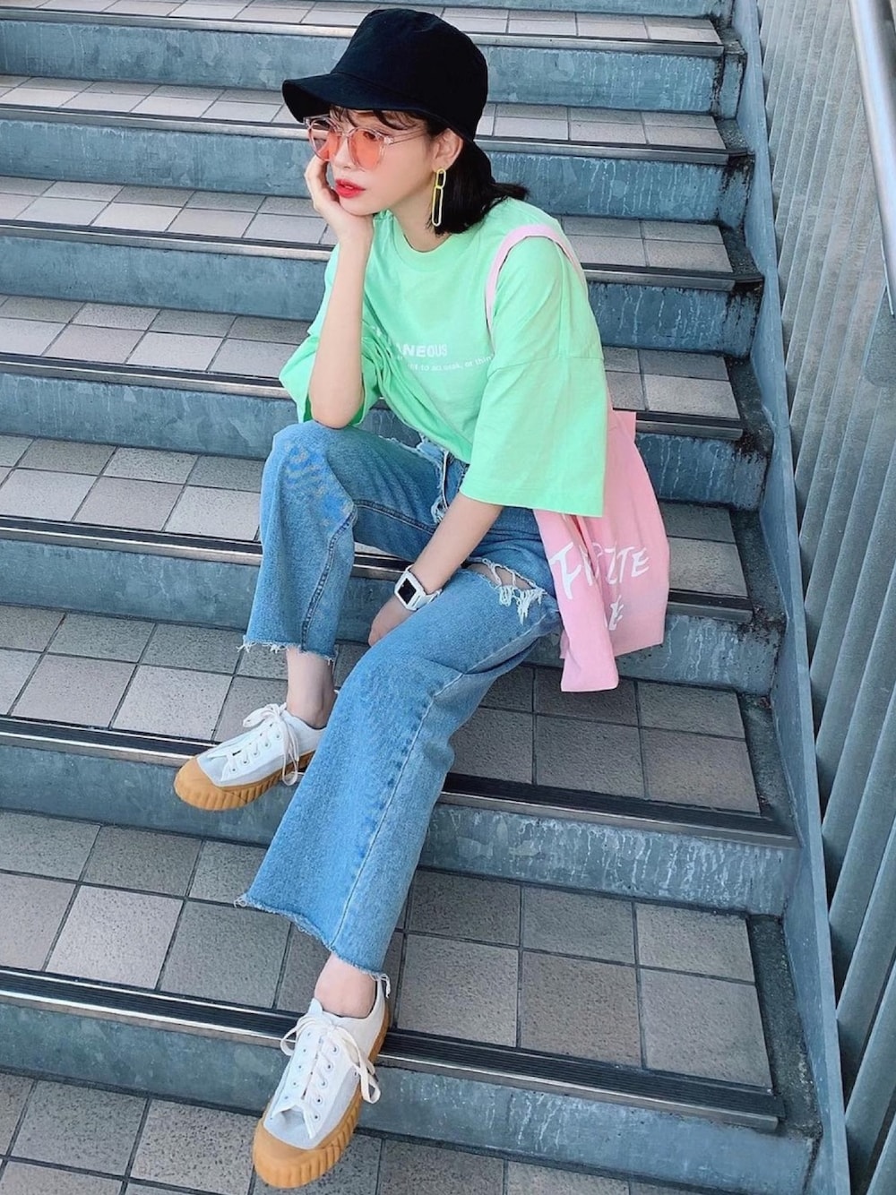 「カラフル、バケットハット、トートバッグ、パンツスタイル、ダメージデニム、ダメージデニムパンツ、GU、ピンク、派手、スニーカー」｜「GUのWクロップドT(ロゴ)(5分袖)Q（Tシャツ/カットソー、グリーン系）」を使った、T Λ Eさん（レディース・158cm）の秋コーディネートの1枚目の写真