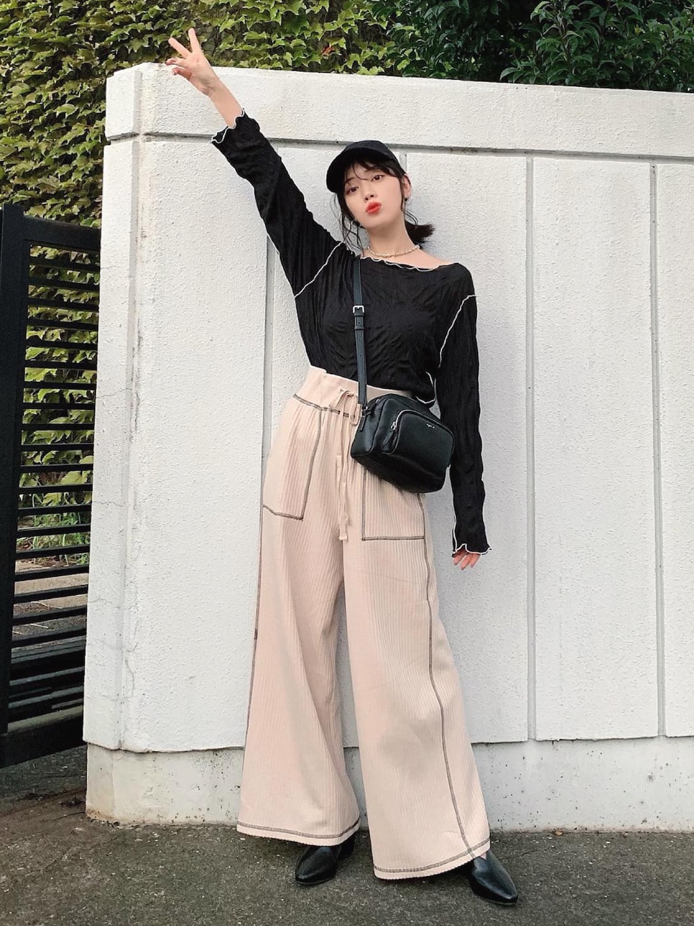 「ラブアンドピース2019、秋冬コーデ、サーマルパンツ、モノトーン、ショルダーバッグ、haco.、agnes b.、秋コーデ、ゆるコーデ、キャップ」｜「haco!の【高橋愛さんコラボ】配色ステッチのサーマルパンツ by LOVE&PEACE PROJECT（その他パンツ、ベージュ系）」を使った、T Λ Eさん（レディース・158cm）の秋コーディネートの1枚目の写真