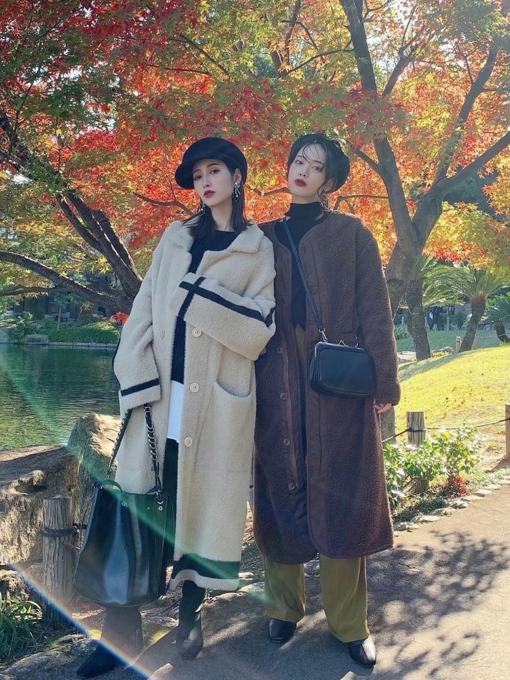 「姉妹コーデ、大人カジュアル、ボアコート、ボア、ベレー帽、パンツスタイル、秋コーデ、紅葉、ショルダーバッグ、ショートブーツ」｜「CANAL JEANのvia j(ヴィアジェイ) ボアロングノーカラーコート（その他アウター、ブラウン系）」を使った、T Λ Eさん（レディース・158cm）の秋コーディネートの1枚目の写真