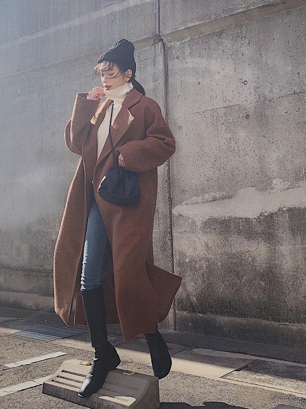 「冬のコーデ、ニット帽、ブラウン、カフェオレコーデ、ロングブーツ、デニムパンツ、デニム、タートルネック、タートルネックニット、タートルニット」｜「u dresserのオーバーサイズタートルニット（ニット/セーター、ホワイト系）」を使った、T Λ Eさん（レディース・158cm）の冬コーディネートの1枚目の写真