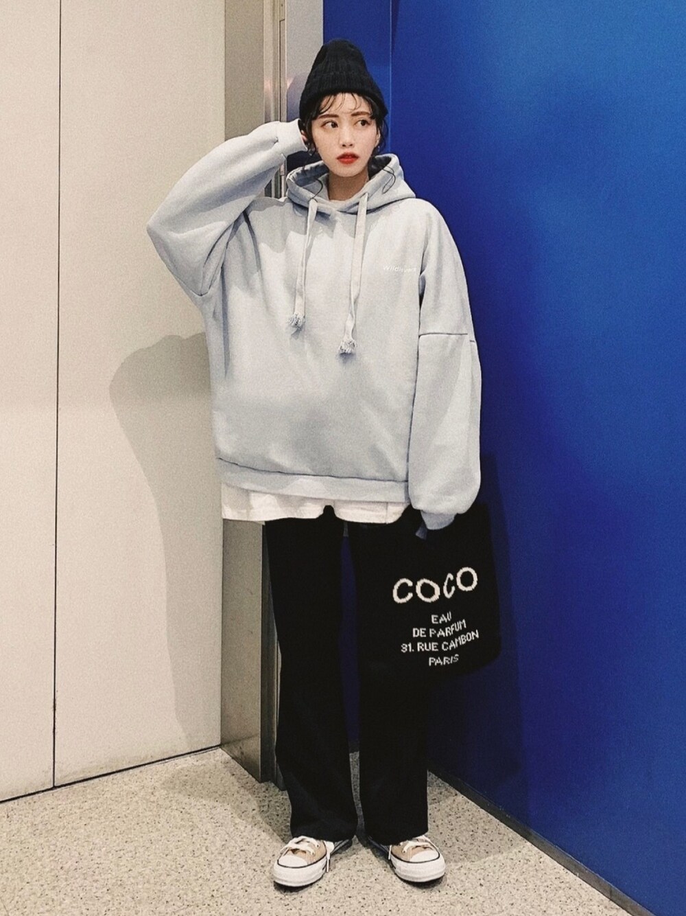 「ラテカラー、くすみカラー、くすみブルー、ニット帽、コンバース、converse、オーバーサイズ、フーディー、重ね着、ビッグシルエット」｜「CANAL JEANのvia j(ヴィアジェイ) "wildlovers"ロゴパーカー（パーカー、ブルー系）」を使った、T Λ Eさん（レディース・158cm）の冬コーディネートの1枚目の写真