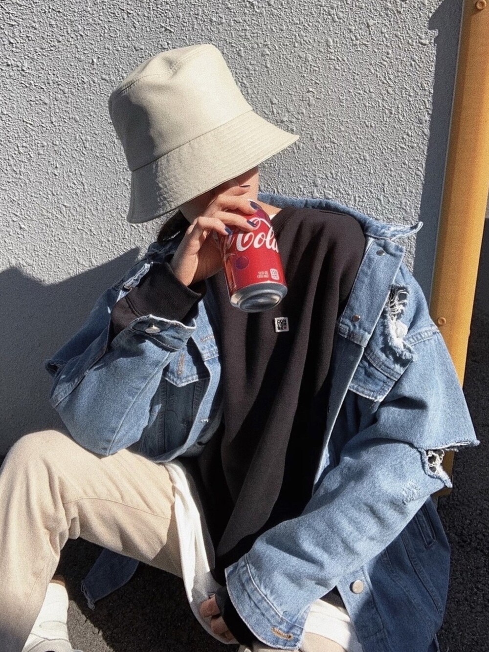 「バケットハット、レザー、デニム、デニムジャケット、ダメージデニム、コンバース、converse、スウェット、シンプルコーデ、Gジャン」｜「CONVERSEのCONVERSE/コンバース USAコットン ロゴ ワンポイント刺繍 クルーネック スウェット トレーナー（スウェット、ブラック系）」を使った、T Λ Eさん（レディース・158cm）の春コーディネートの1枚目の写真