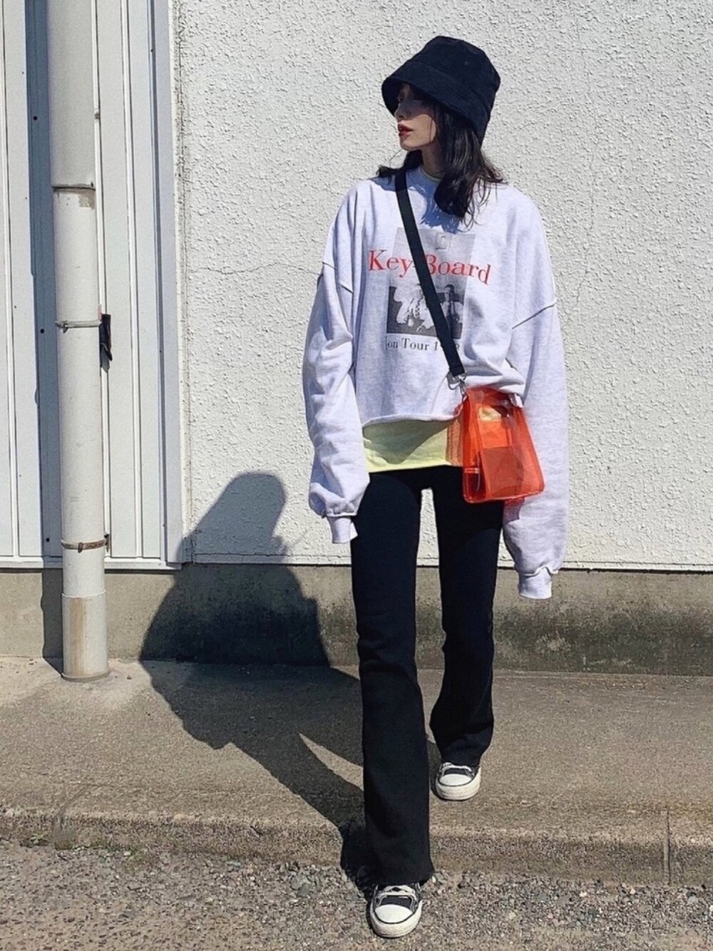 「韓国ファッション、バケットハット、オーバーサイズ、スニーカーコーデ、コンバース、converse、スウェット、プチプラ、GU、ストリート」｜「CANAL JEANのvia j(ヴィアジェイ) "Key board"裏毛トレーナー(スウェット)（スウェット、ホワイト系）」を使った、T Λ Eさん（レディース・158cm）の春コーディネートの1枚目の写真