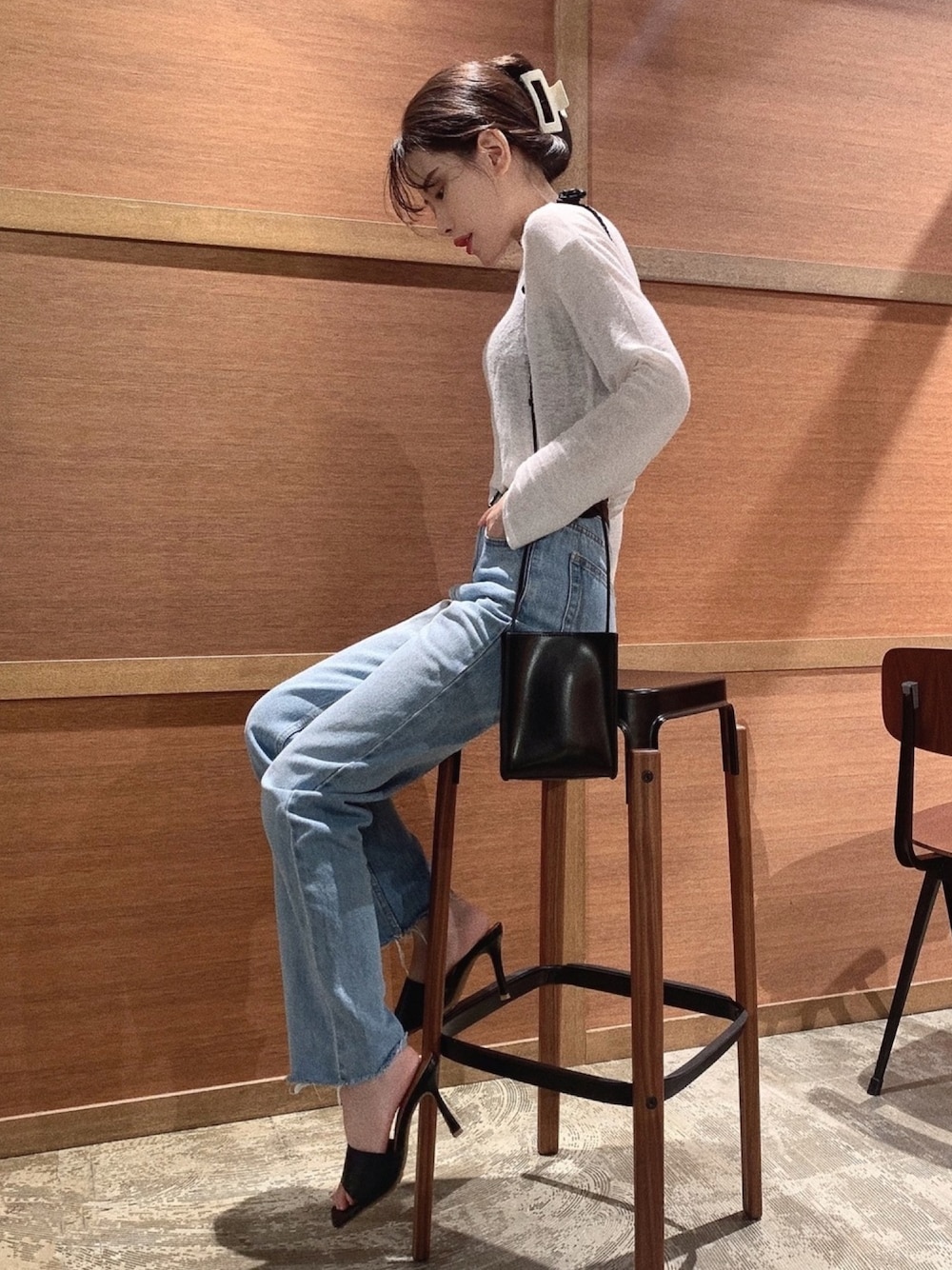 「きれいめカジュアル、韓国ファッション、リラックススタイル、デニムパンツ、ヒールサンダル、シアートップス、リネン、ヘアクリップ、ショルダーバッグ、モノトーン」｜「fd styleのリネンルーズラウンドTシャツ（トップス、ホワイト系）」を使った、T Λ Eさん（レディース・158cm）の夏コーディネートの1枚目の写真