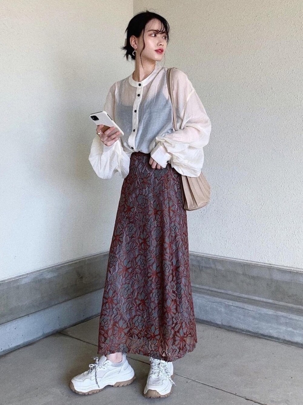 ホワイト系のシャツ/ブラウス、グリーン系のスカート、ホワイト系のトートバッグを着用したレディースの夏コーディネートの1枚目の写真