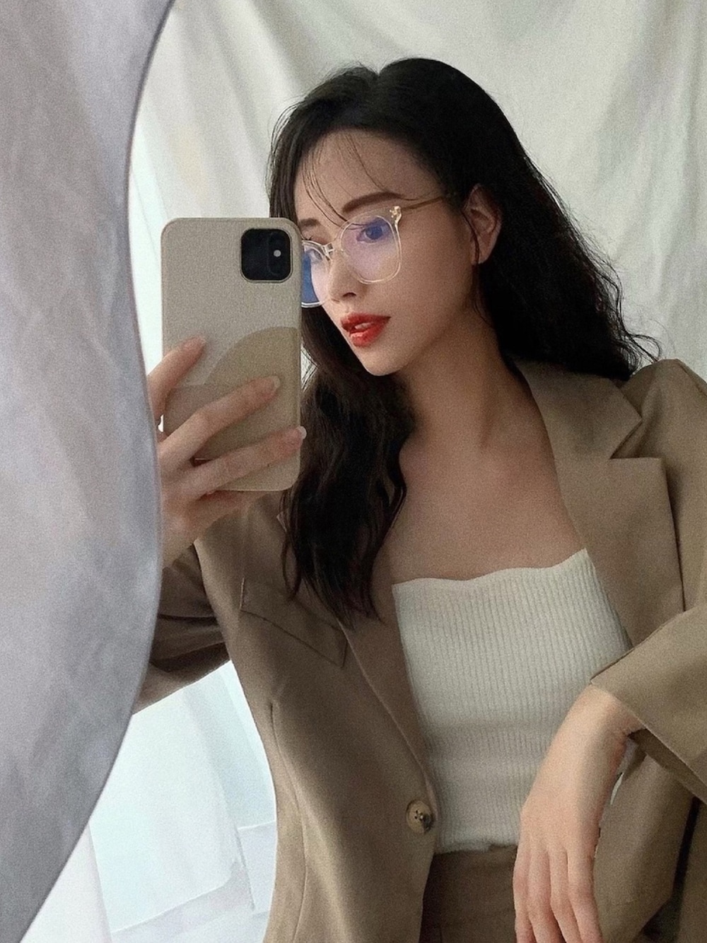 「セットアップ、ベージュ、韓国ファッション、ワントーンコーデ、めがね、オーバーサイズ、秋服準備はじめました、秋コーデ、ブラウンコーデ、ベージュコーデ」｜「HALEY PESCAのHALEY PESCA/テーラードジャケット&スラックス 2点セットアップ（セットアップ、ベージュ系）」を使った、T Λ Eさん（レディース・158cm）の秋コーディネートの1枚目の写真