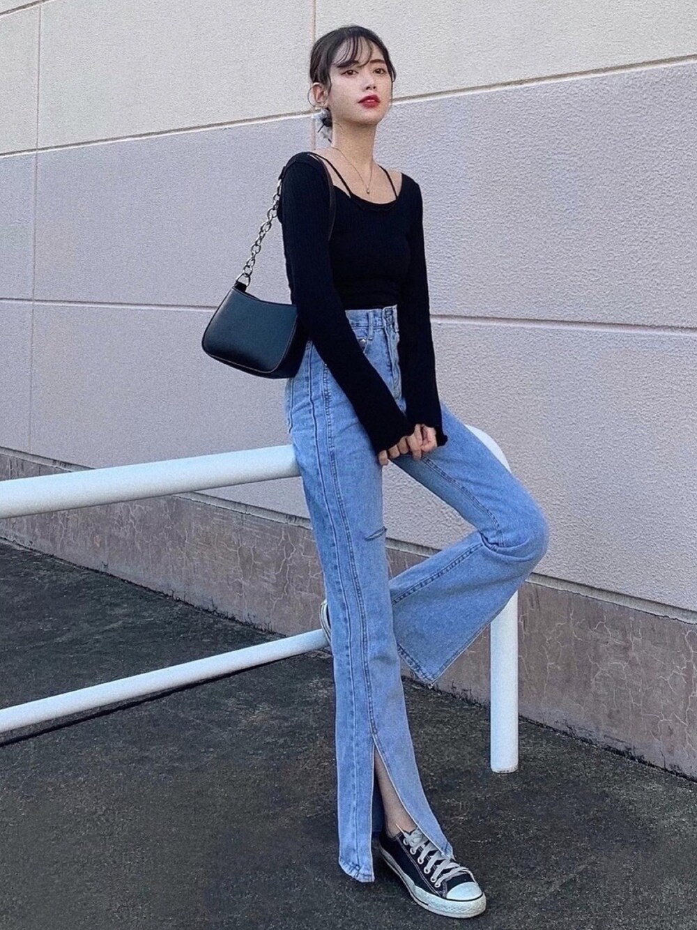 「秋服準備はじめました、スリットパンツ、チェーンバッグ、ハイウエスト、ハイウエストパンツ、スニーカー、秋コーデ、休日スタイル、デニムパンツ、スニーカーコーデ」｜「fd styleのメロウフリル端ボートネックTシャツ+キャミソール（トップス、ブラック系）」を使った、T Λ Eさん（レディース・158cm）の秋コーディネートの1枚目の写真
