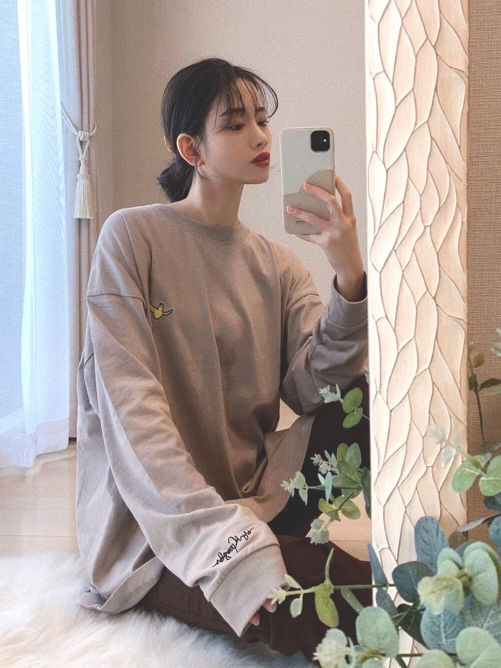 「くすみカラー、秋コーデ、ワントーンコーデ、韓国ファッション、ロンT、秋のカフェオレコーデ、休日スタイル、ベージュコーデ、ブラウンコーデ、プリントT」｜「Mark GonzalesのMark Gonzales/マークゴンザレス MONO-MART別注 ビッグシルエット胸刺繍 長袖Tee（Tシャツ/カットソー、ベージュ系）」を使った、T Λ Eさん（レディース・158cm）の秋コーディネートの1枚目の写真