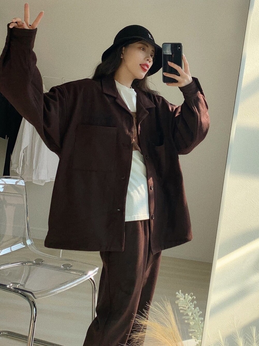 「秋のマイ旬スタイル、バケットハット、KANGOL、セットアップ、ブラウン、ビッグシルエット、ワントーンコーデ、秋のカフェオレコーデ、休日スタイル、ストリート」｜「Mark Gonzalesの【セットアップ】Mark Gonzales/マークゴンザレス MONO-MART別注 セットアップ CPOシャツジャケット ＆ シェフパンツ/ツイル/ペイズリー/チェック/ホワイトデニム/ヒッコリー/カモフラージュ/メルトン（セットアップ、ブラウン系）」を使った、T Λ Eさん（レディース・158cm）の秋コーディネートの1枚目の写真