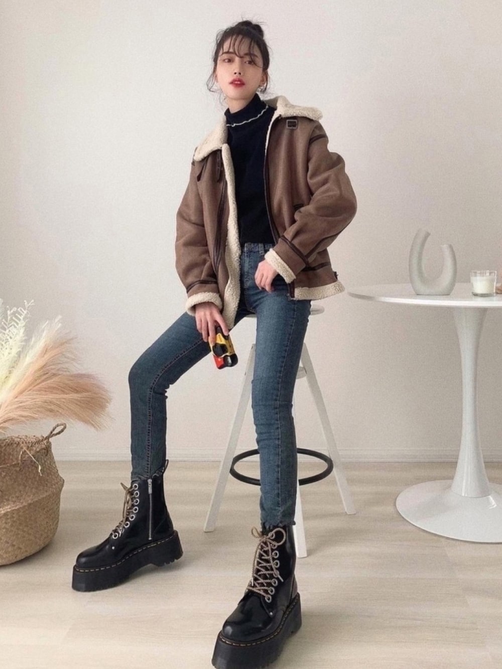 「秋のマイ旬スタイル、ボアジャケット、デニムパンツ、ブラウンコーデ、ブーツ、ジャケット、休日スタイル、Dr.Martens、レースアップシューズ、プチプラ」｜「forksy.のforksy./フォルクシー  オーバーサイズ フェイクムートン B-3ジャケット（ムートンコート、ブラウン系）」を使った、T Λ Eさん（レディース・158cm）の秋コーディネートの1枚目の写真