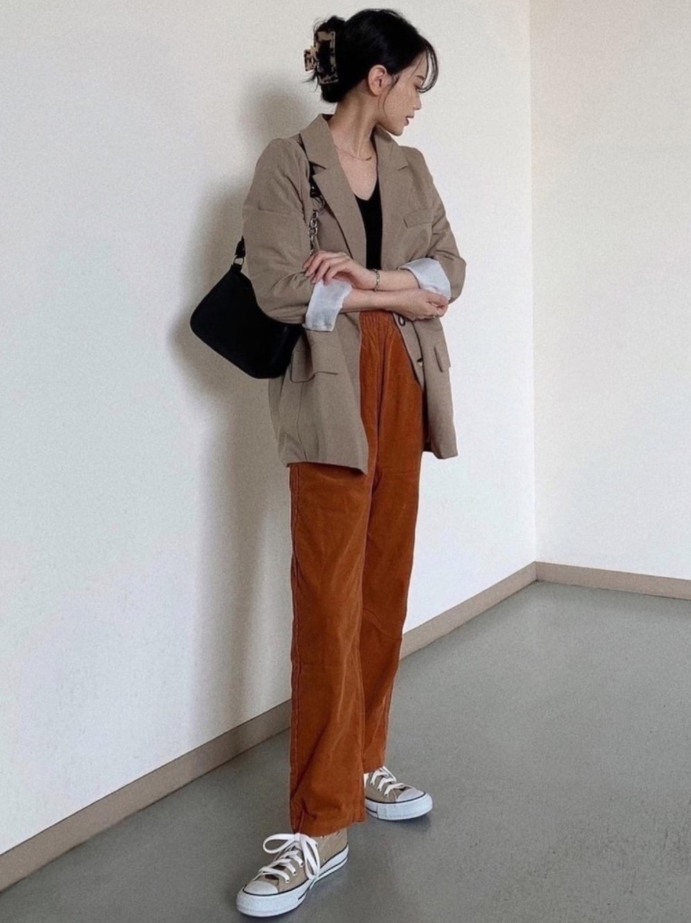 「シェフパンツ、GU、スニーカー、コンバース、秋服準備はじめました、オレンジ、テーラードジャケット、ブラウン、チェーンバッグ、コーデュロイ」｜「GUのコーデュロイシェフパンツ（パンツ、ブラウン系）」を使った、T Λ Eさん（レディース・158cm）の夏コーディネートの1枚目の写真