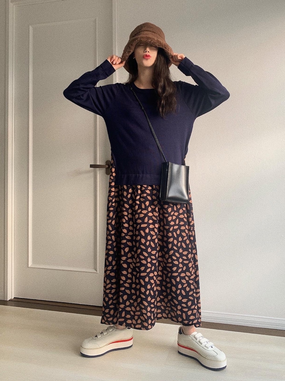 「ドッキングワンピ、ワンピース、ファー帽子、バケットハット、マイベストコーデ2020、プチプラ、ニットワンピース、クリスマス、休日スタイル、ブラウンコーデ」｜「Bonjour Saganのニットコンビワンピース（ワンピース、ブルー系）」を使った、T Λ Eさん（レディース・158cm）の冬コーディネートの1枚目の写真