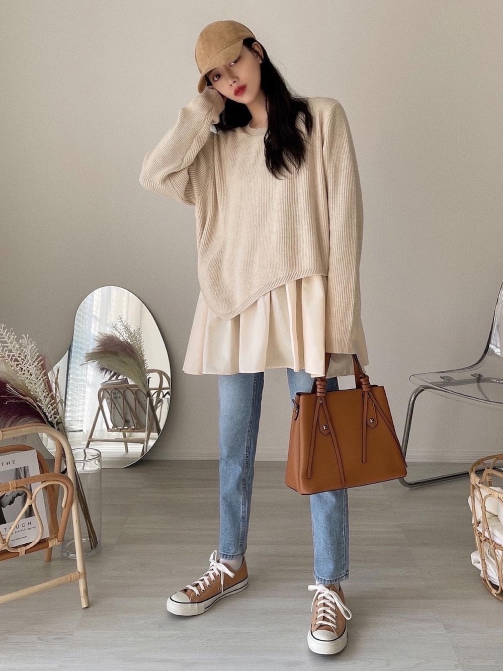 「大人カジュアル、スニーカーコーデ、キャップ、ZARA、デニムパンツ、くすみカラー、converse、コンバース、ベージュ、パンツスタイル」｜「fifthの【星玲奈レコメンド】イレヘムドッキングニットプルオーバー（ニット/セーター、ベージュ系）」を使った、T Λ Eさん（レディース・158cm）の冬コーディネートの1枚目の写真