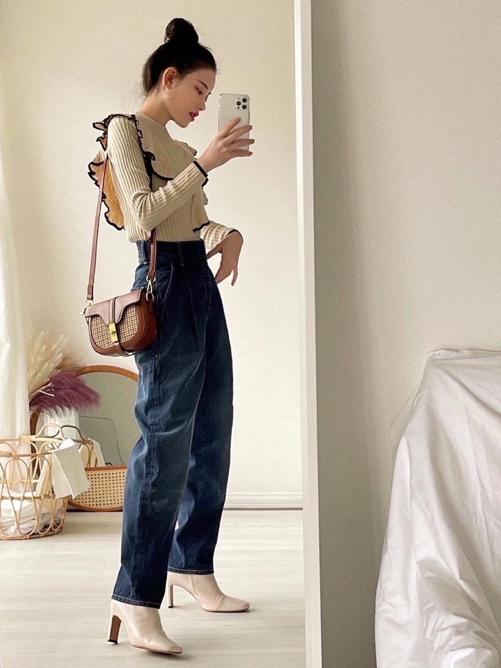 「私の推しブランド、デニムパンツ、ハイウエスト、ハイウエストデニム、ベージュ、ショートブーツ、デニム、淡色コーデ、フリルトップス、ショルダーバッグ」｜「MODE ROBEのフリルリブニットトップス（ニット/セーター、ベージュ系）」を使った、T Λ Eさん（レディース・158cm）の冬コーディネートの1枚目の写真