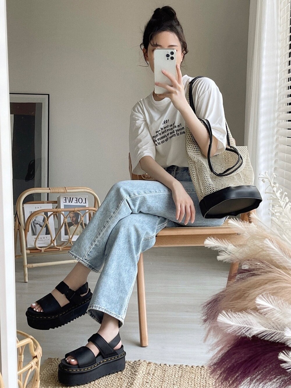「Dr.Martens、ドクターマーチン、オトナカジュアル、厚底サンダル、Tシャツ、ロゴT、メッシュバッグ、デニムパンツ、ストリート、韓国ファッション」｜「etadeの【etada】mesh bag etda5（ショルダーバッグ、ブラック系）」を使った、T Λ Eさん（レディース・158cm）の春コーディネートの1枚目の写真