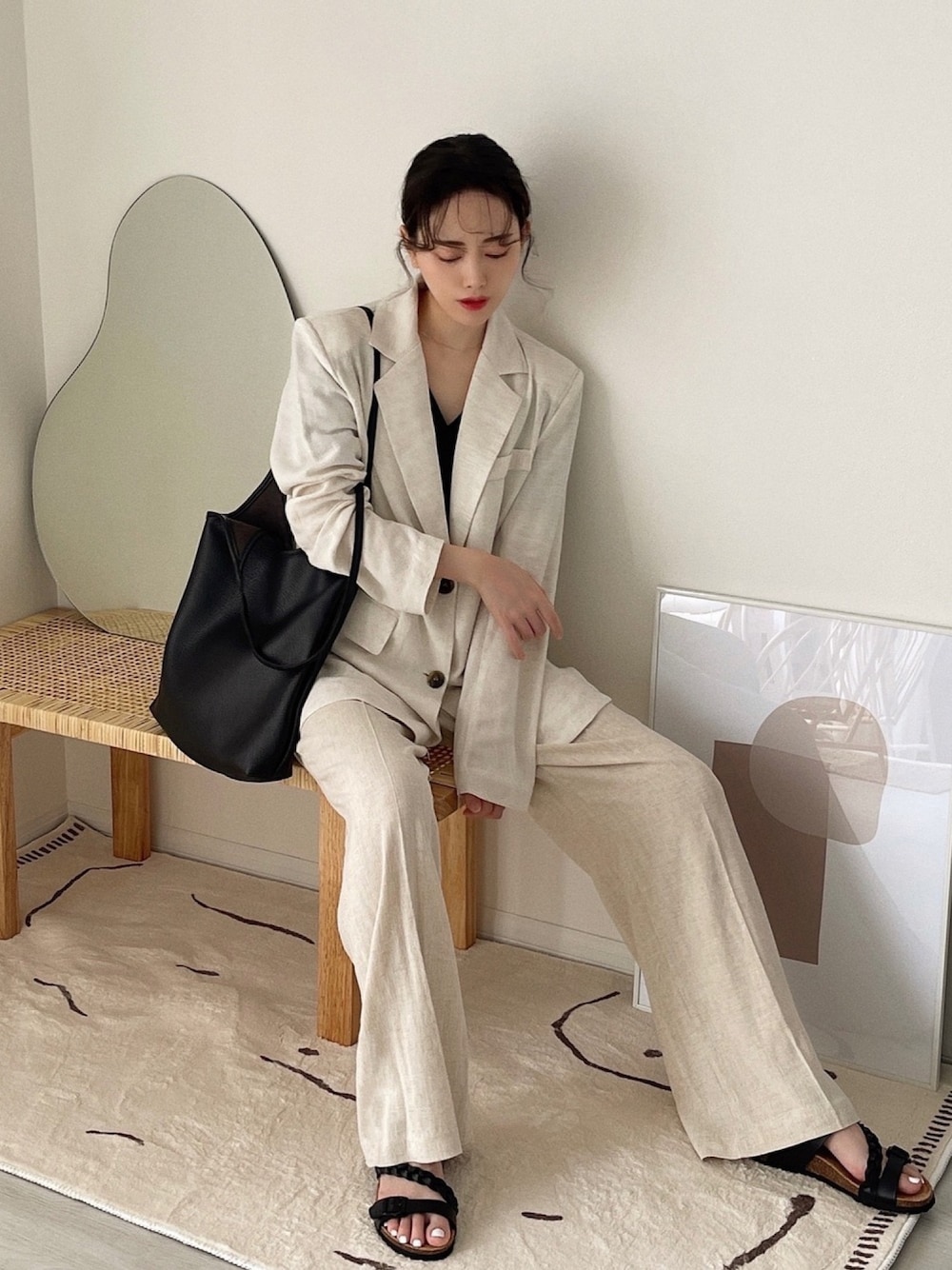 「セットアップ、韓国ファッション、トートバッグ、白パンツ、ビッグシルエット、メンズライク、これが私をアゲる服、大人カジュアル、パンツスタイル、サンダル」｜「etadeの【etada】Retro tote bag etda4（トートバッグ、ブラック系）」を使った、T Λ Eさん（レディース・158cm）の春コーディネートの1枚目の写真