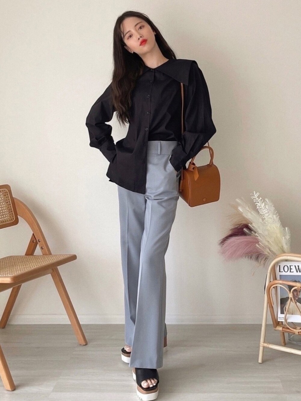 「パンツスタイル、厚底サンダル、スラックス、スラックスパンツ、春夏コーデ、セーラーカラー、ブラウス、カラーパンツ、パステル映える春、ビッグカラー」｜「etadeの【etade】sailor blouse etdwz2（シャツ/ブラウス、ブラック系）」を使った、T Λ Eさん（レディース・158cm）の春コーディネートの1枚目の写真