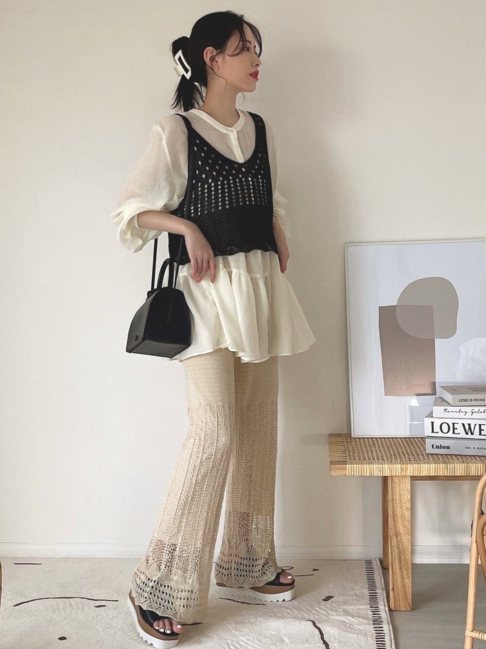 「これが私をアゲる服、サマーニット、夏コーデ、透かし編みニット、厚底サンダル、ミニバッグ、シアーシャツ、ビスチェ、ティアード、レイヤードスタイル」｜「etadeの【etade】クロシェビスチェetdwz6（タンクトップ、ブラック系）」を使った、T Λ Eさん（レディース・158cm）の春コーディネートの1枚目の写真