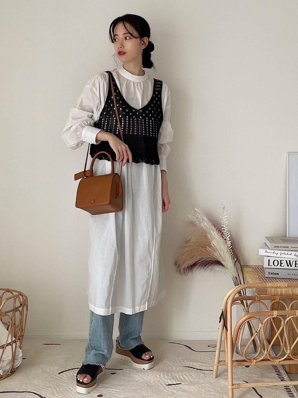 「ワンピース、クロシェ、厚底サンダル、厚底シューズ、デニムパンツ、バックスリット、ミニバッグ、ホワイトコーデ、休日スタイル、ボリューム袖」｜「etadeの【etade】クロシェビスチェetdwz6（タンクトップ、ブラック系）」を使った、T Λ Eさん（レディース・158cm）の夏コーディネートの1枚目の写真