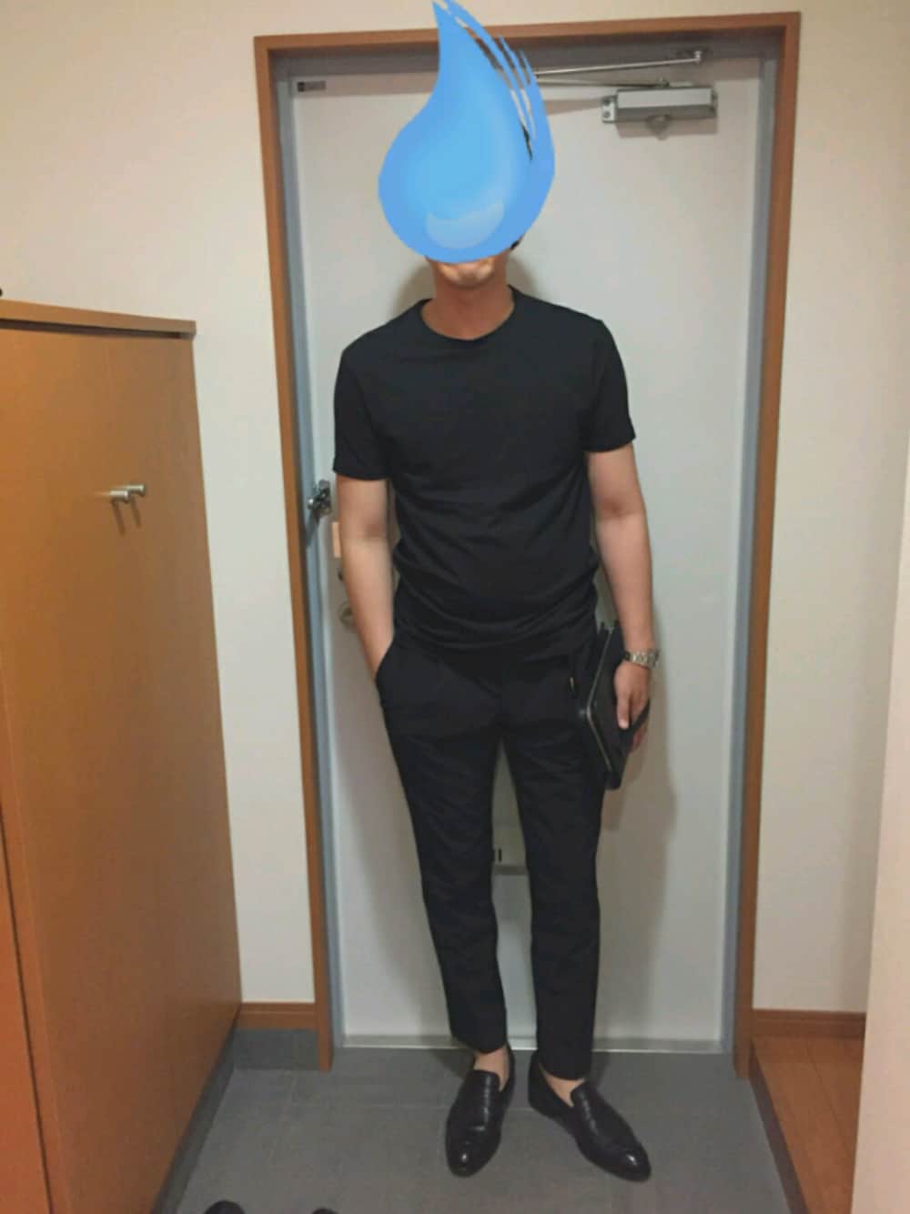 「シンプルコーデ、夏、大人カジュアル、不屈のTTT、ナイロンパンツ、ユニバーサルランゲージ、ギャップ、黒Tシャツ、ブラック、アニアリ」｜「GAPのGap ストレッチクルーネックTシャツ（Tシャツ/カットソー、ブラック系）」を使った、ウェアTYさん（メンズ・175cm）の夏コーディネートの1枚目の写真