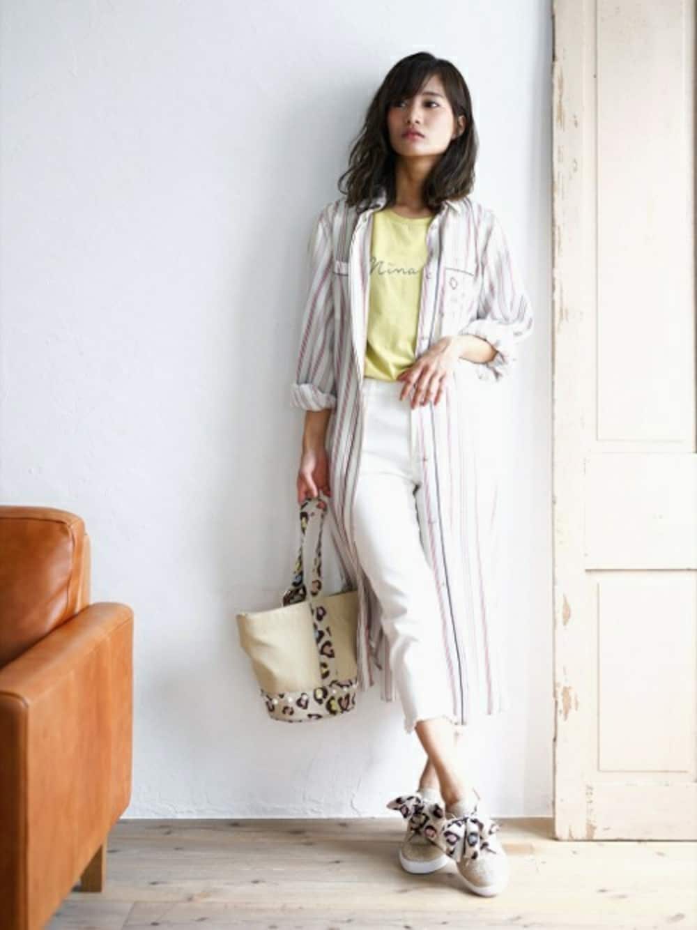 「スリッポン、シャツワンピ、ゴールド、ootd、outfit、ニーナミュウ、ninamew」｜「nina mewのボリュームリボンスニーカー（スニーカー、ゴールド系）」を使った、Ninamewさん（レディース・158cm）の秋コーディネートの1枚目の写真
