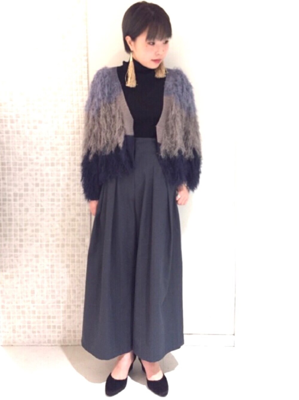 ブルー系のその他パンツ、ブラック系のパンプス、ブラック系のニット/セーターを着用したレディースの秋コーディネートの1枚目の写真