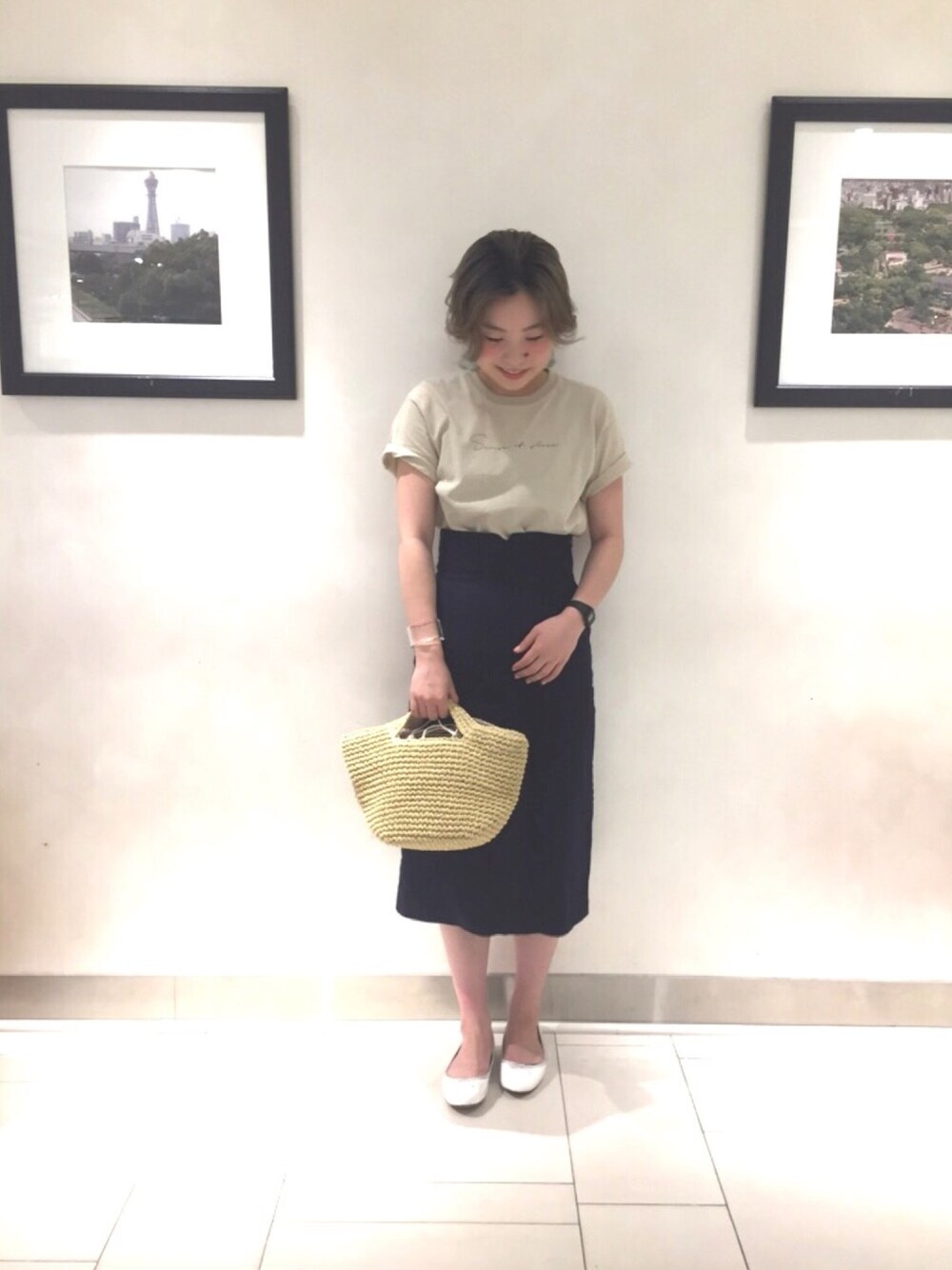 ベージュ系のTシャツ/カットソー、ブルー系のスカート、ホワイト系のバレエシューズを着用したレディースの夏コーディネートの1枚目の写真