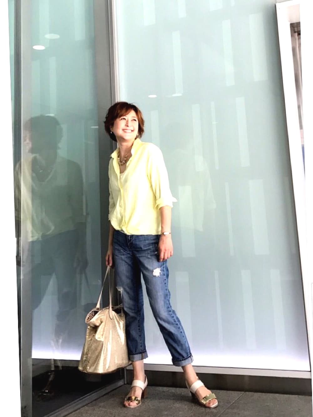 「パーソナルスタイリストＬエル、パーソナルスタイリスト、大人カジュアル、シンプルコーデ、シャツとジーパン、夏コーデ、シャツとデニム、アラフィフ、アラフィフスタイル」｜「PLSTのアイテム（シャツ/ブラウス、イエロー系）」を使った、Ｌエルさん（レディース・162cm）の夏コーディネートの1枚目の写真
