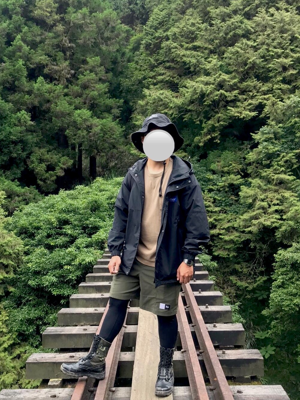 「SENSE OF PLACE by URBAN RESEARCHのアイテム（その他パンツ、グリーン系）」を使った、林昕さん（メンズ・160cm）の夏コーディネートの1枚目の写真
