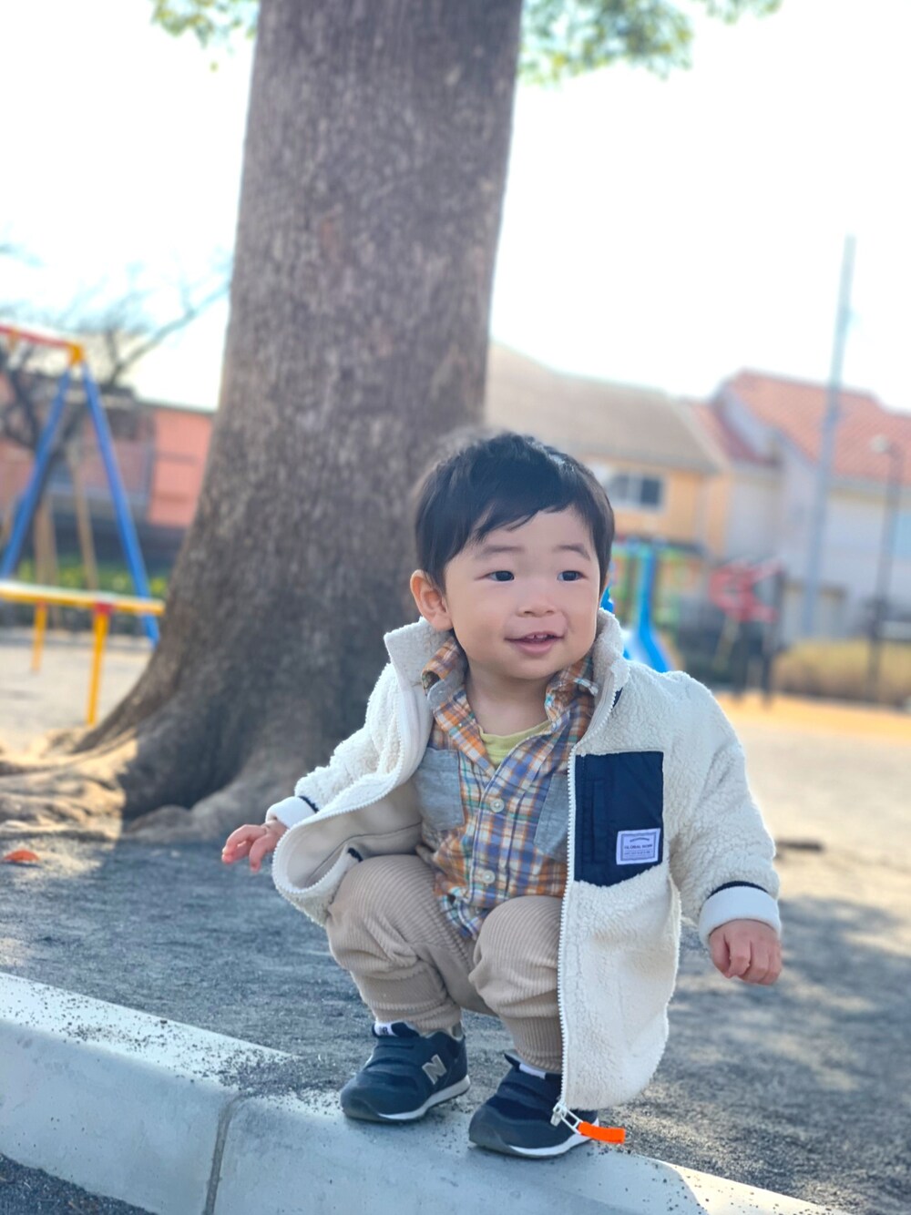 「春、公園、ユニクロ、1歳半、1歳半男の子」｜「BEAMS BOYのアイテム（シャツ/ブラウス、オレンジ系）」を使った、HARUMAさん（レディース・150cm）の冬コーディネートの1枚目の写真