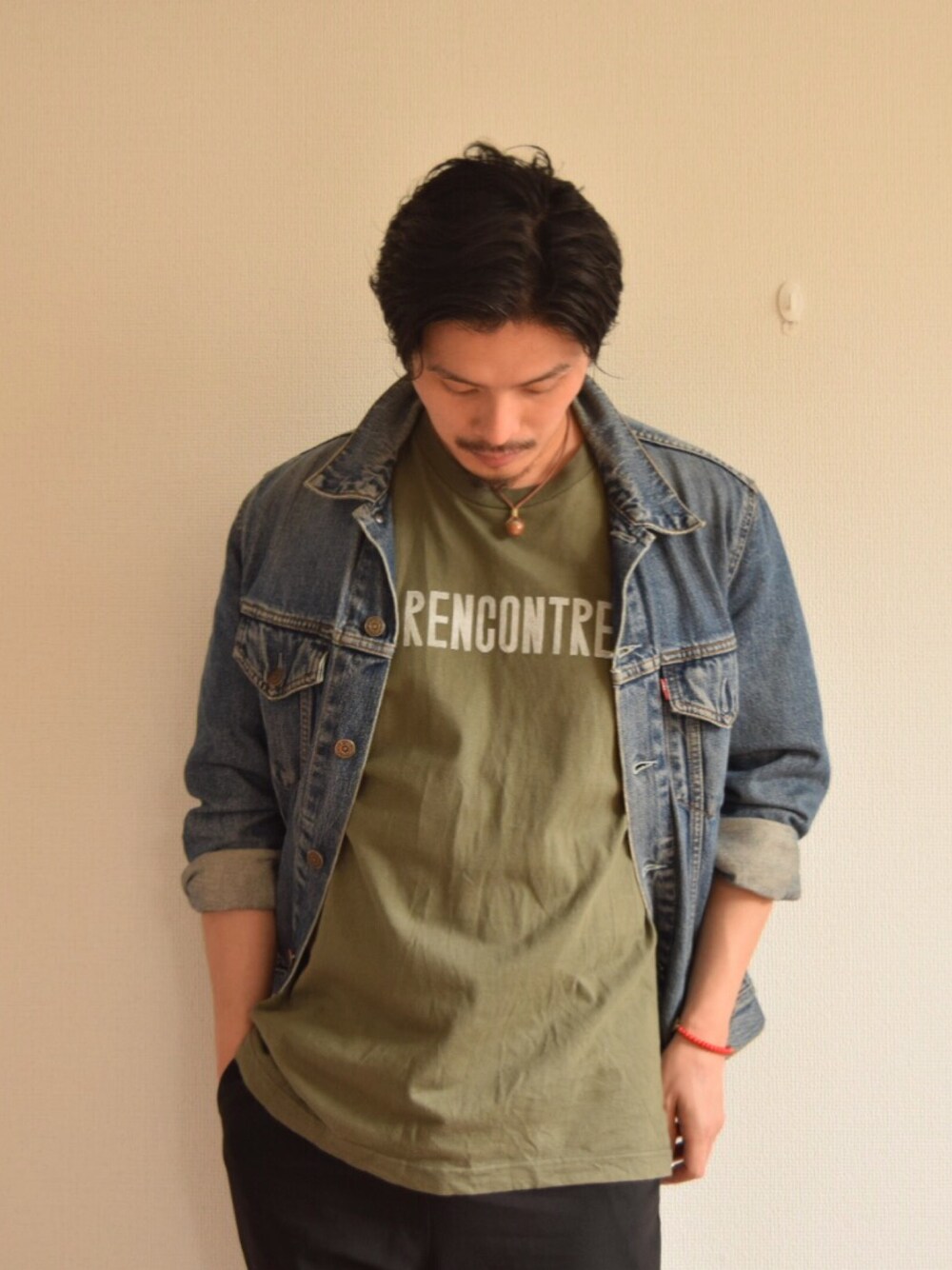 「春コーデ、カジュアルコーデ、今日のコーデ、シンプル、古着、黒、スラックス、Steven Alan、Levi's、Tシャツ」｜「rencontre espaceのアイテム（Tシャツ/カットソー、グリーン系）」を使った、Tomohiko sumitaさん（メンズ・175cm）の春コーディネートの1枚目の写真