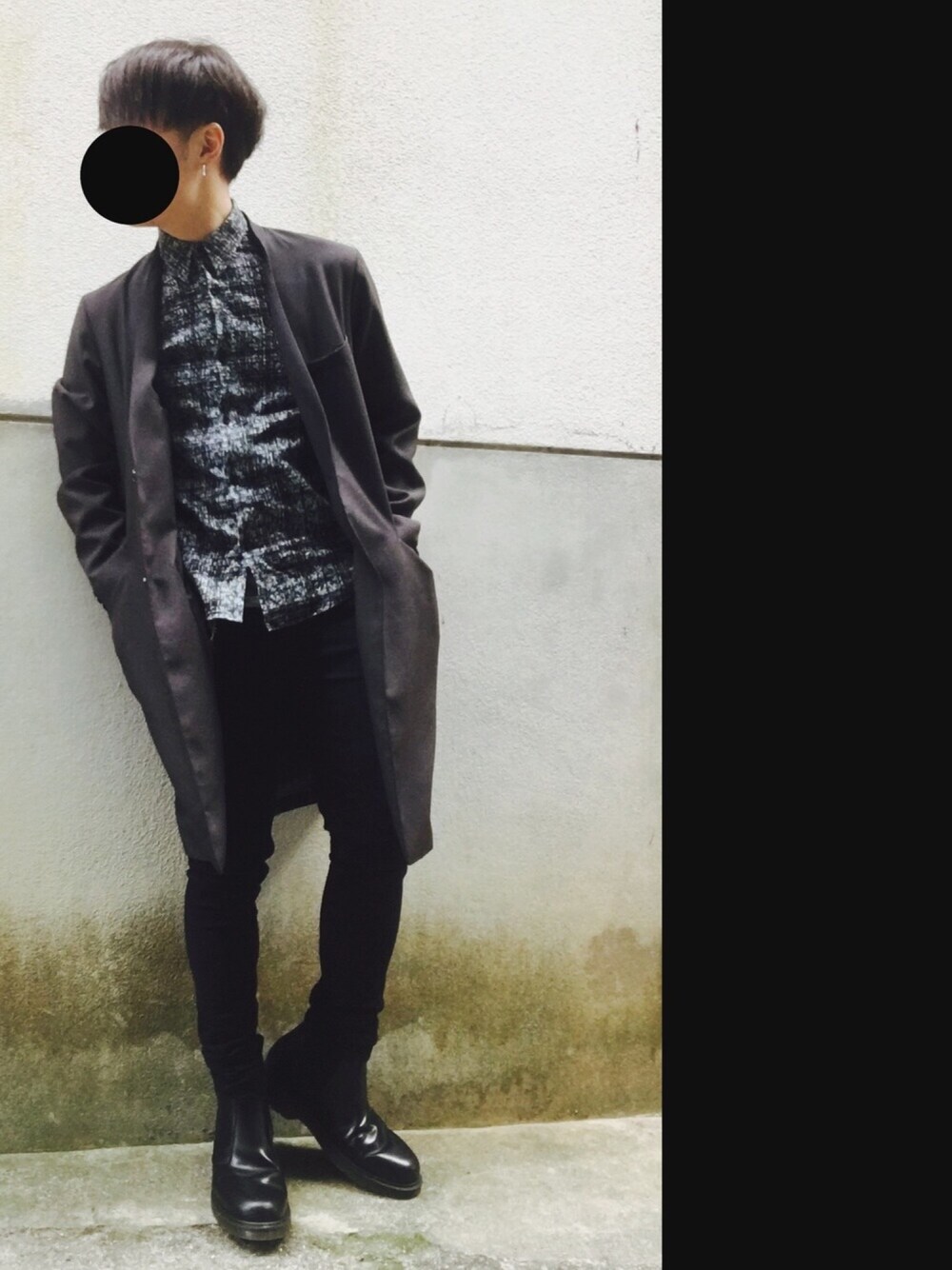 「シンプル、チェスターコート、モード、LAD MUSICIAN、HARE、柄シャツ、スキニーデニム」｜「VIVIFYのピアス/フープ/シンプル（ピアス（片耳用）、シルバー系）」を使った、ゆるぇとさん（メンズ・170cm）の冬コーディネートの1枚目の写真