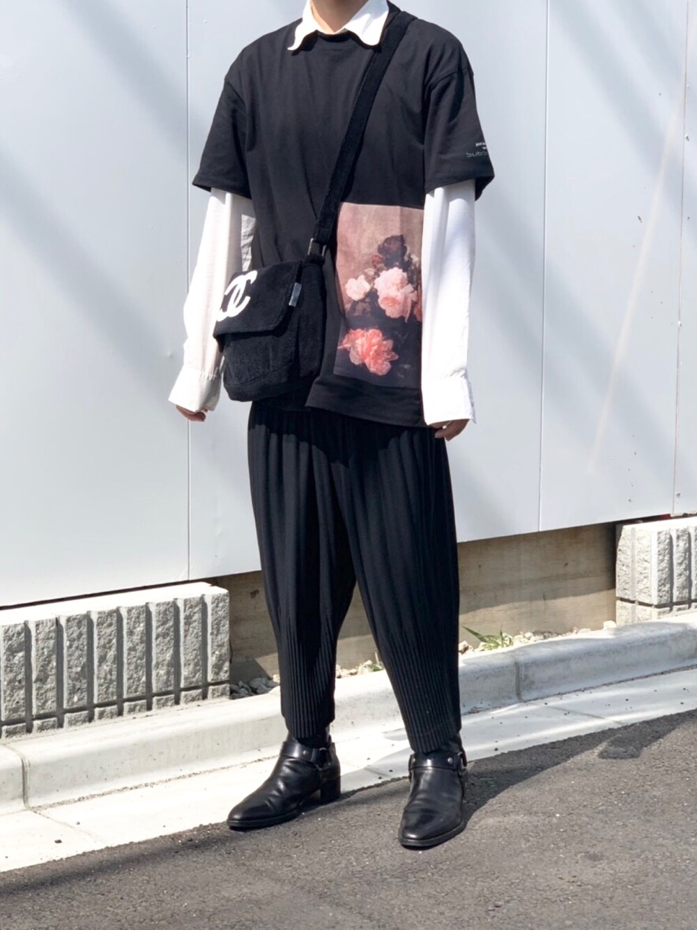「シンプル、夏、ゆるコーデ、休日スタイル、ラフ、オーバーサイズ、ビッグシルエット、おしゃれさんと繋がりたい、シャツスタイル、ootd」｜「RAF SIMONSのRaf Simons - oversized photo print T-shirt - men - コットン - L（Tシャツ/カットソー、ブラック系）」を使った、くぼうぃーね@相互フォローさん（メンズ・172cm）の夏コーディネートの1枚目の写真