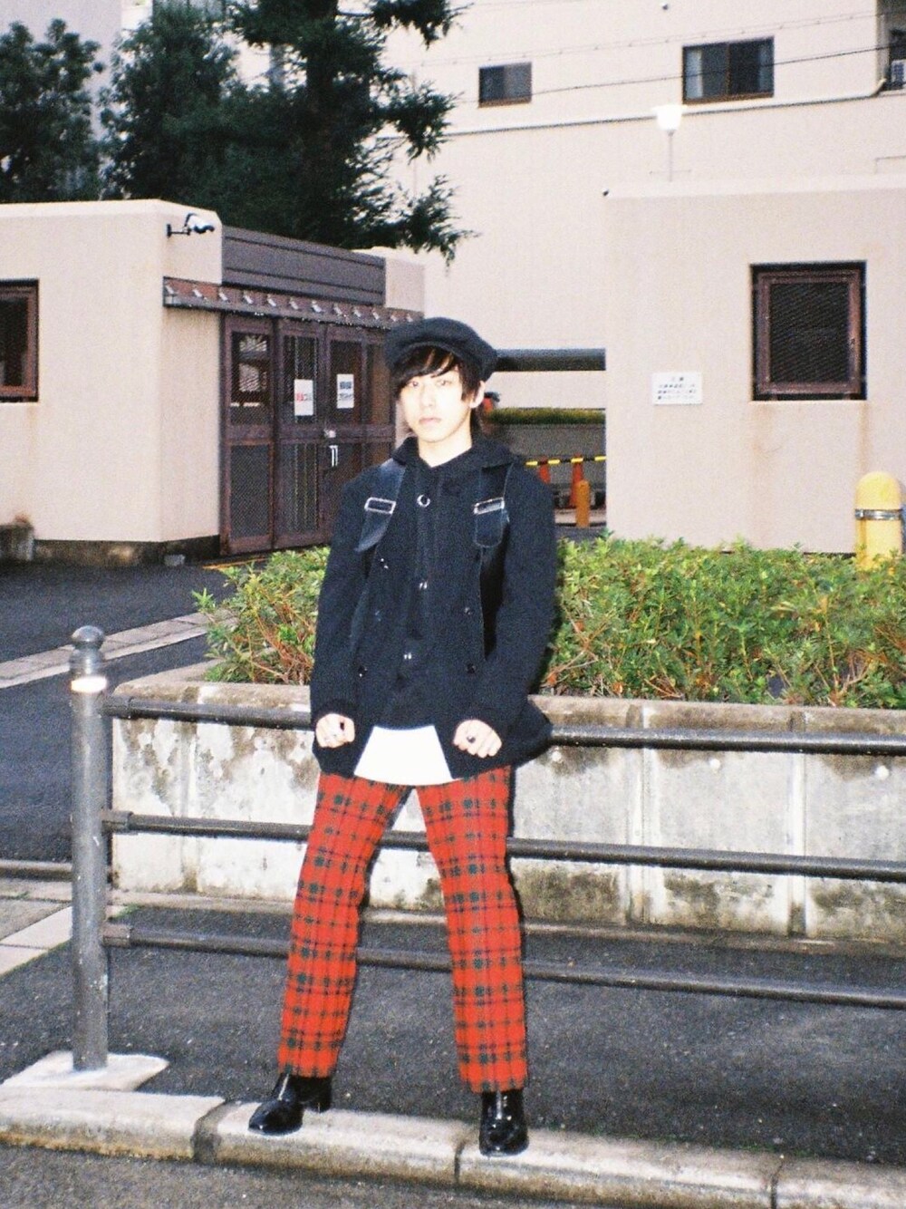 「春、お洒落さんとつながりたい、大人カジュアル、はるコーデ、キレイめ、カジュアル、ootd、ブラック、ロック、パンク」｜「BLACK COMME des GARCONSのアイテム（ベスト、ブラック系）」を使った、くぼうぃーね@相互フォローさん（メンズ・172cm）の春コーディネートの1枚目の写真