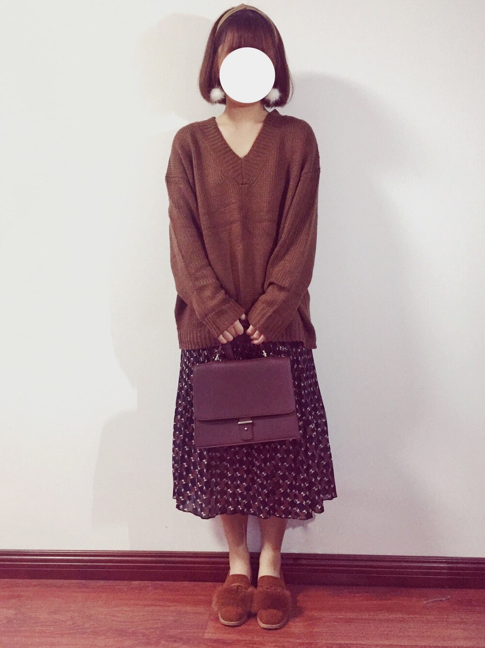 その他のスカート、ブラウン系のその他トップス、ブラウン系のその他シューズを着用したレディースの秋コーディネートの1枚目の写真