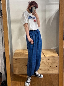 「WHO'S WHO gallery（フーズフーギャラリー）の【KOOKY'N/クーキー】カレッジ90s刺繍TEE（Tシャツ/カットソー、ホワイト系）」を使った、ヒナさん（レディース・170cm）の春コーディネート