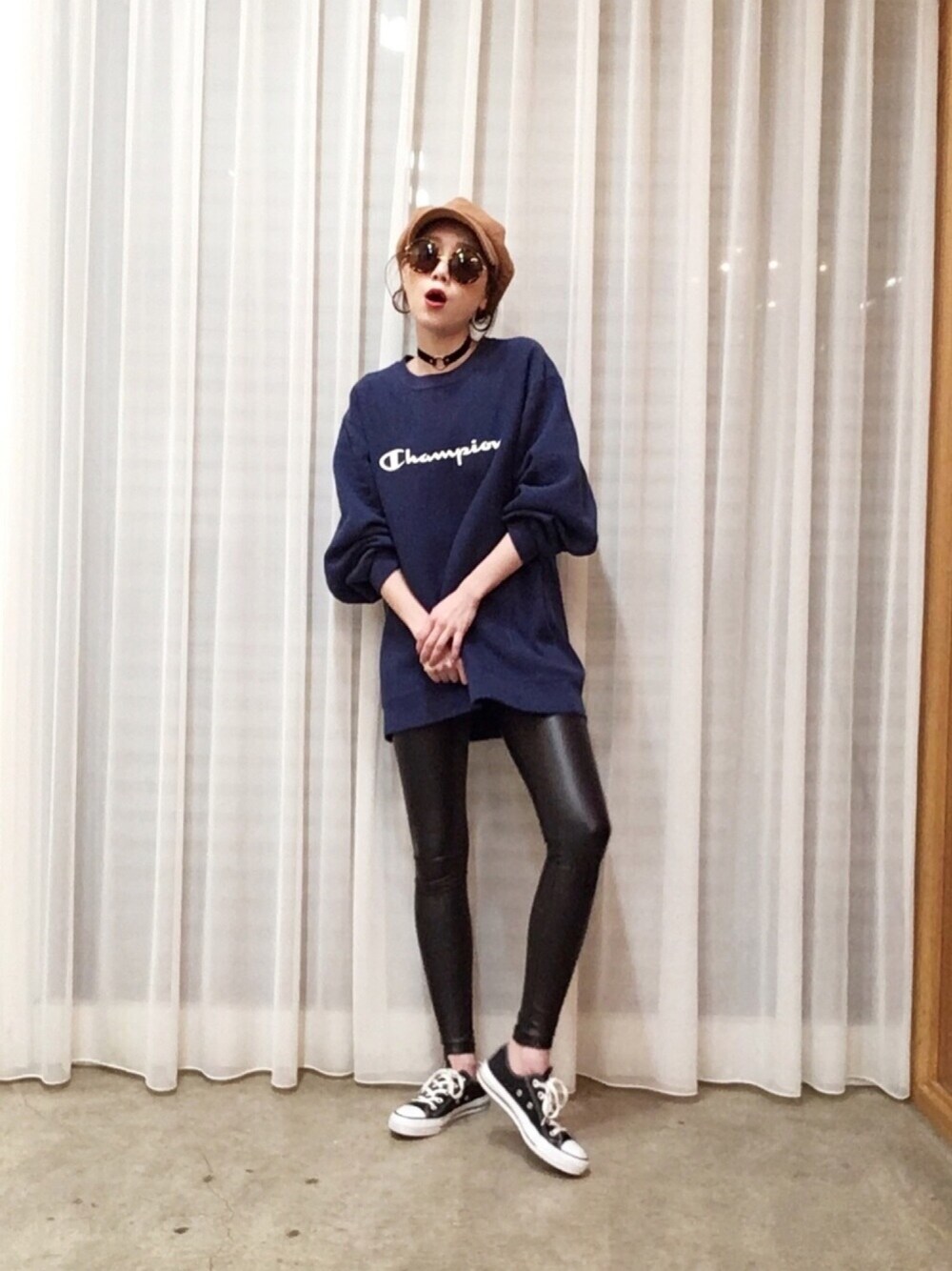 ブルー系のスウェット、ブラック系のスニーカー、ベージュ系のキャップを着用したレディースの冬コーディネートの1枚目の写真