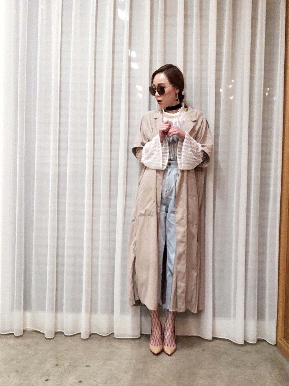 「オトナカジュアル、カジュアル、春、デニム、GU、プリーツ、AMERI、網タイツ、パンプス、ロングカーディガン」｜「AmeriのBACK PLEATS HALF SLEEVE JACKET（チェスターコート、ベージュ系）」を使った、ga625さん（レディース・161cm）の春コーディネートの1枚目の写真