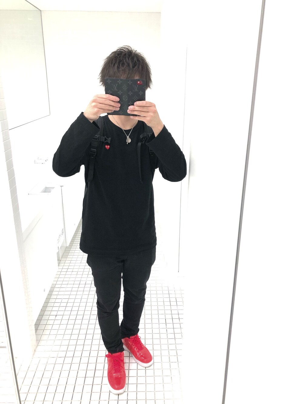 「スニーカー、ゆるコーデ、ブラック、おしゃれさんと繋がりたい」｜「LOUIS VUITTONのアイテム（その他小物、ブラック系）」を使った、KBRYOさん（メンズ・173cm）の春コーディネートの1枚目の写真