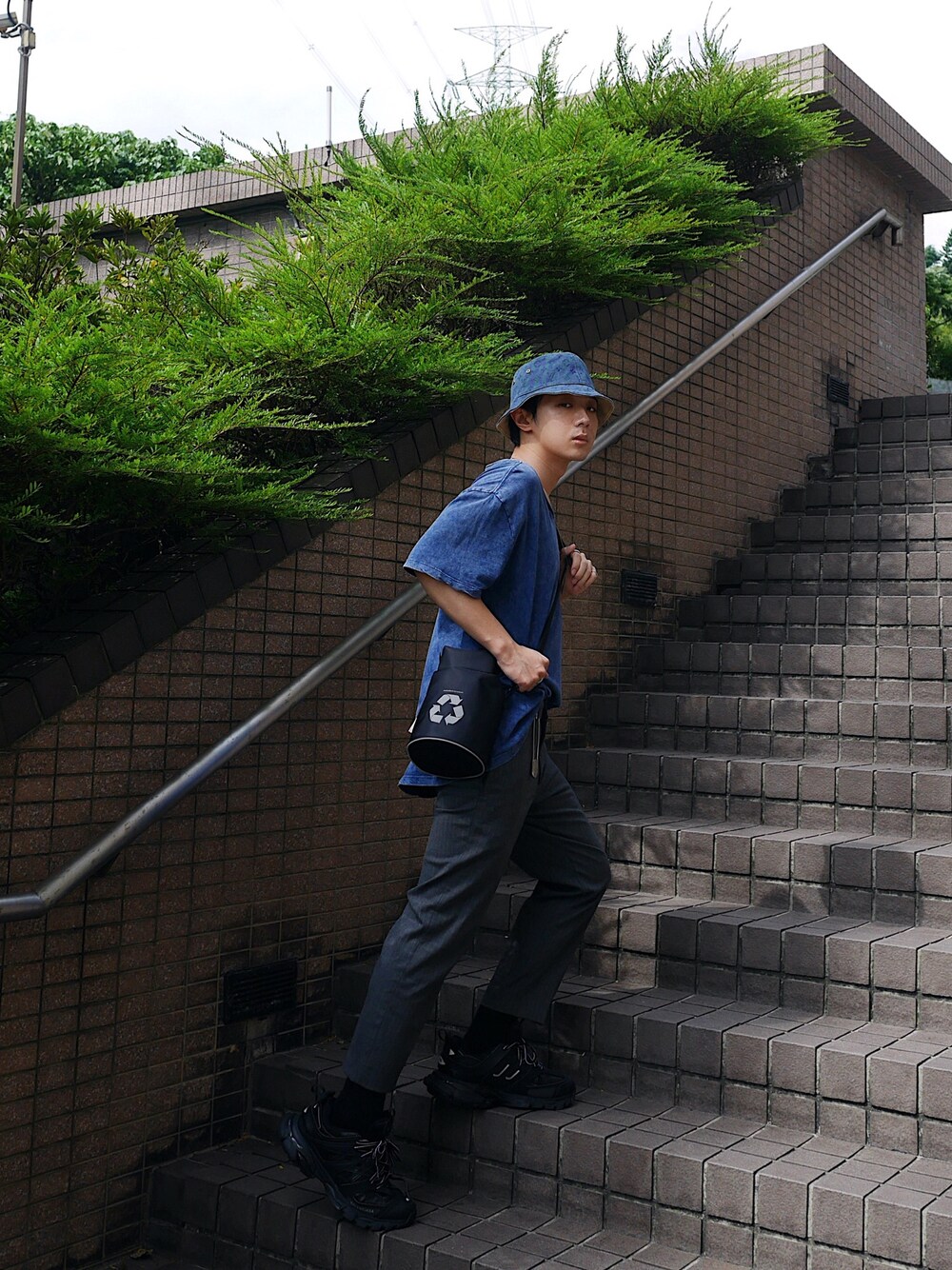 「ootd、夏、街頭穿搭、球鞋、休閒、国潮、street、streetstyle、streetfashion、fashion」｜「LOUIS VUITTONのアイテム（サンバイザー、ブルー系）」を使った、Haochanghxxさん（メンズ・168cm）の夏コーディネートの1枚目の写真