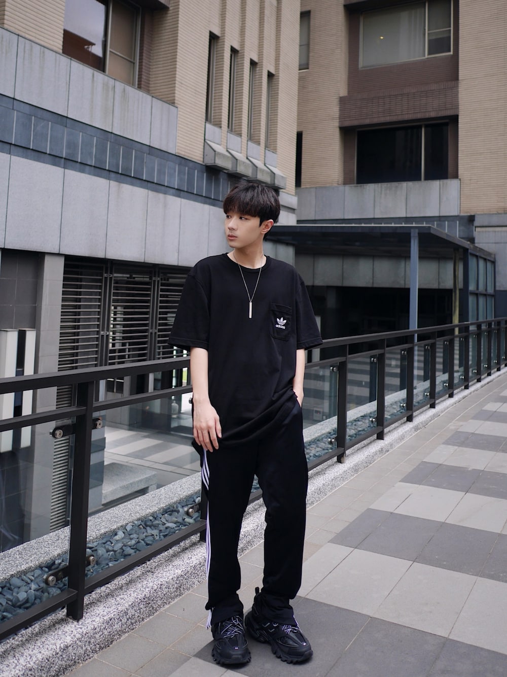 「ootd、夏、street、streetstyle、streetfashion、fashion、lookbook、black、adidas、BALENCIAGA」｜「adidas Originalsのアイテム（Tシャツ/カットソー、ブラック系）」を使った、Haochanghxxさん（メンズ・167cm）の夏コーディネートの1枚目の写真