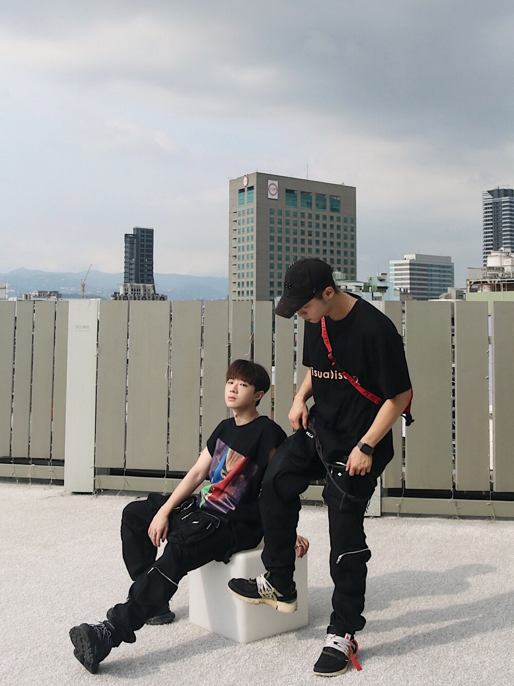 「ootd、street、streetstyle、streetfashion、fashion、korea、Taiwan、BALENCIAGA、off white、fashionkilla」｜「Visualdisorderのアイテム（その他トップス、ブラック系）」を使った、Haochanghxxさん（メンズ・167cm）の夏コーディネートの1枚目の写真