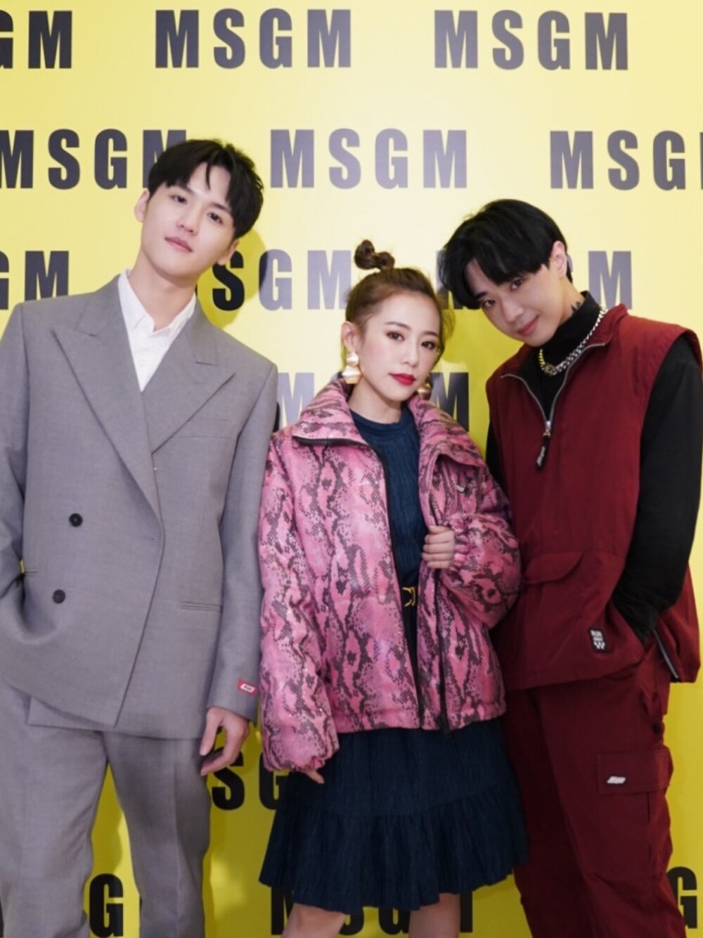 ピンク系のジャケット/アウターを着用したメンズの秋コーディネートの1枚目の写真