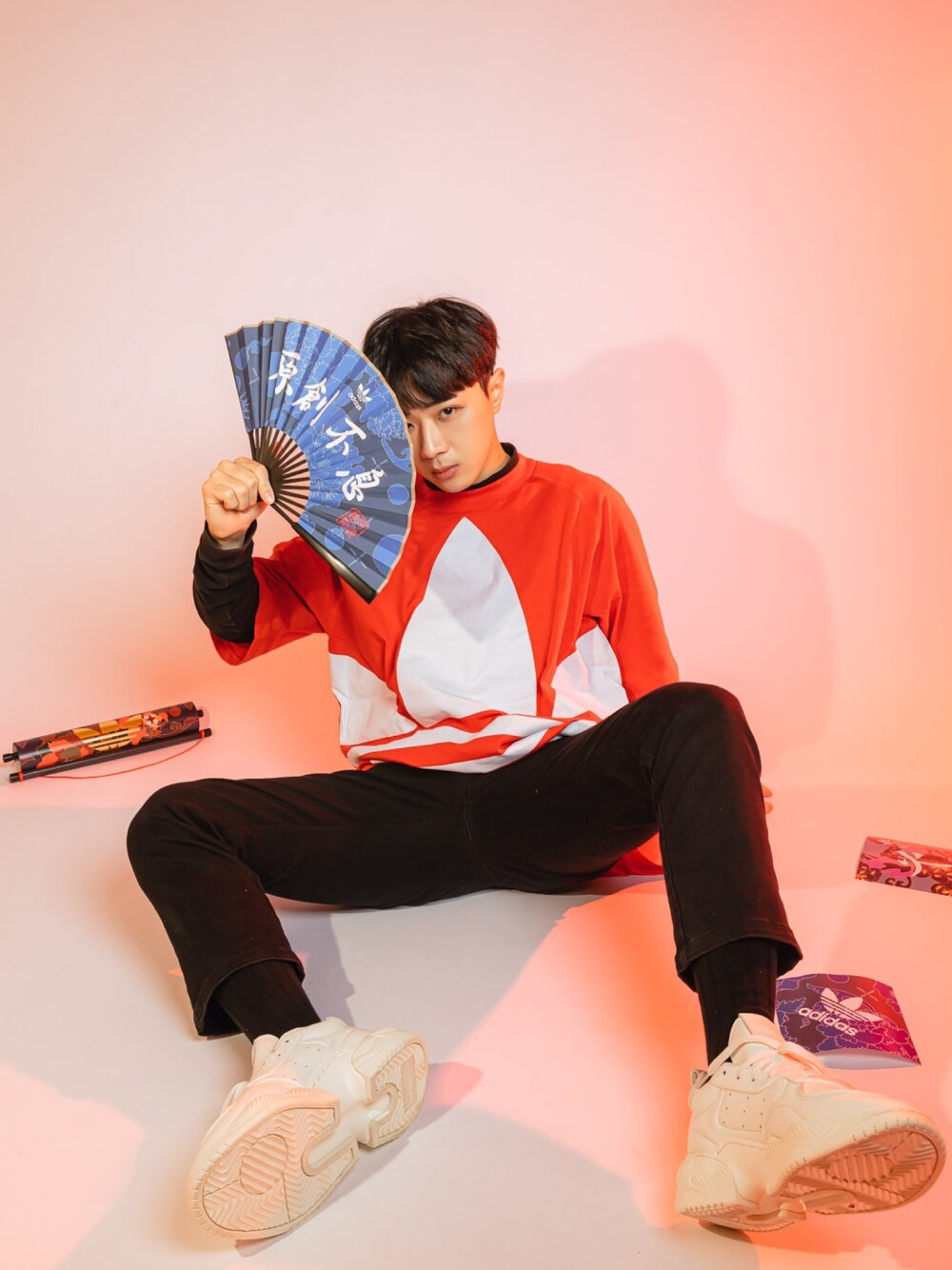 「ootd、street、streetstyle、streetfashion、fashion、happynewyear、adidas、adidas originals」｜「adidas Originalsのアイテム（Tシャツ/カットソー、レッド系）」を使った、Haochanghxxさん（メンズ・167cm）の冬コーディネートの1枚目の写真
