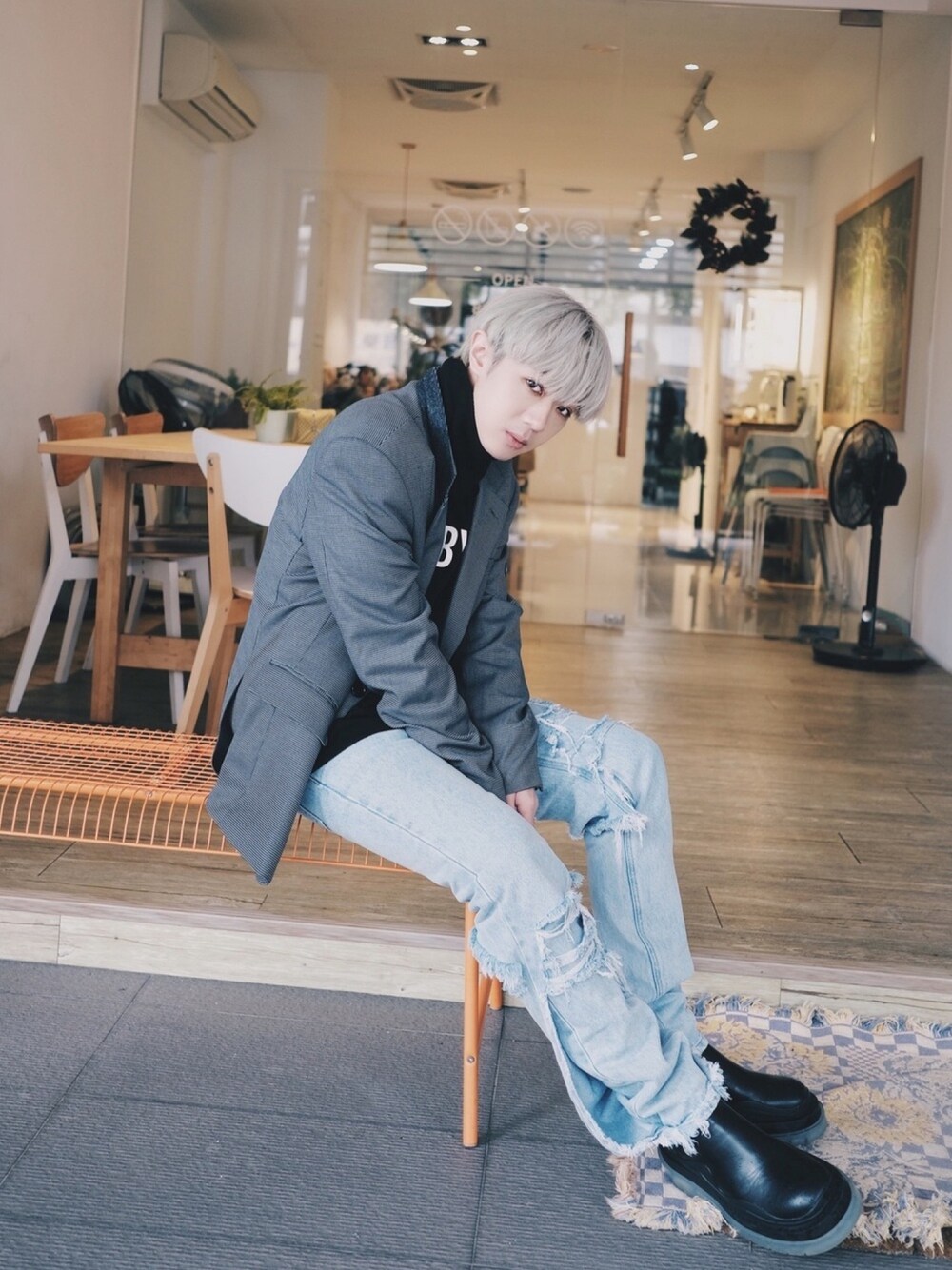 「ootd、Taiwan、korea style、RAF SIMONS、BOTTEGA VENETA、holiday、AJO BY AノO」｜「BOTTEGA VENETAのアイテム（シューズ、ブラック系）」を使った、Haochanghxxさん（メンズ・165cm）の冬コーディネートの1枚目の写真