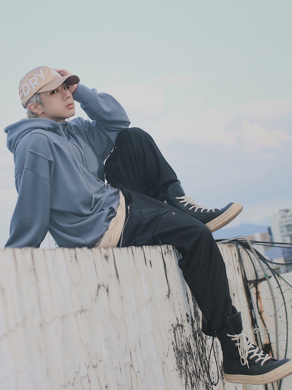 「ootd、street、streetstyle、streetfashion、HUMAN MADE、RICK OWENS、ESCstudios」｜「HUMAN MADEのアイテム（帽子、ゴールド系）」を使った、Haochanghxxさん（メンズ・165cm）の冬コーディネートの1枚目の写真